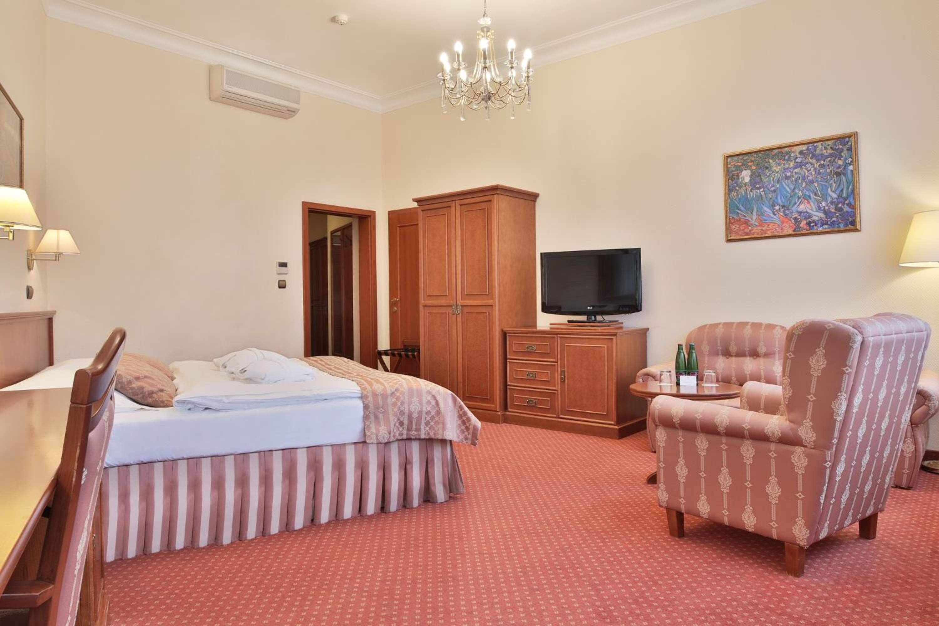 Superior Double or Twin Room with City View thumbnail 5