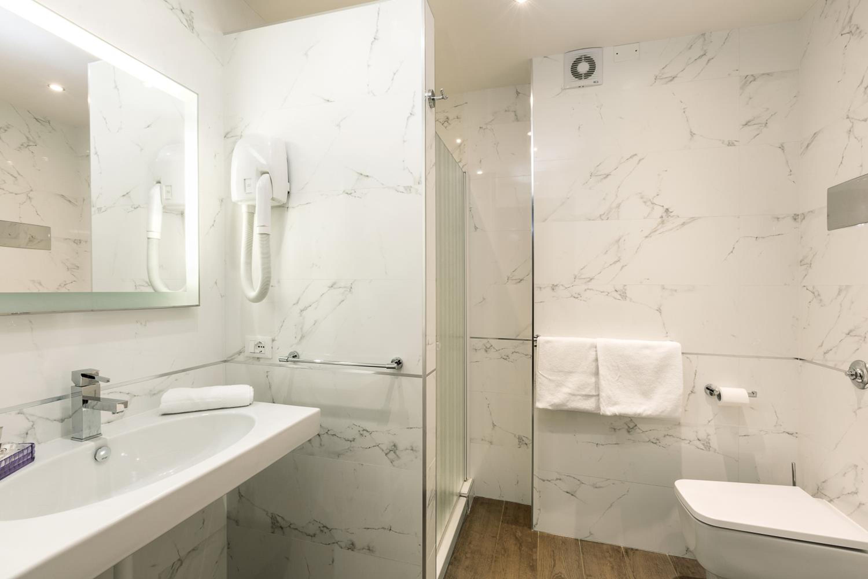 Double or Twin Room - Photo 3