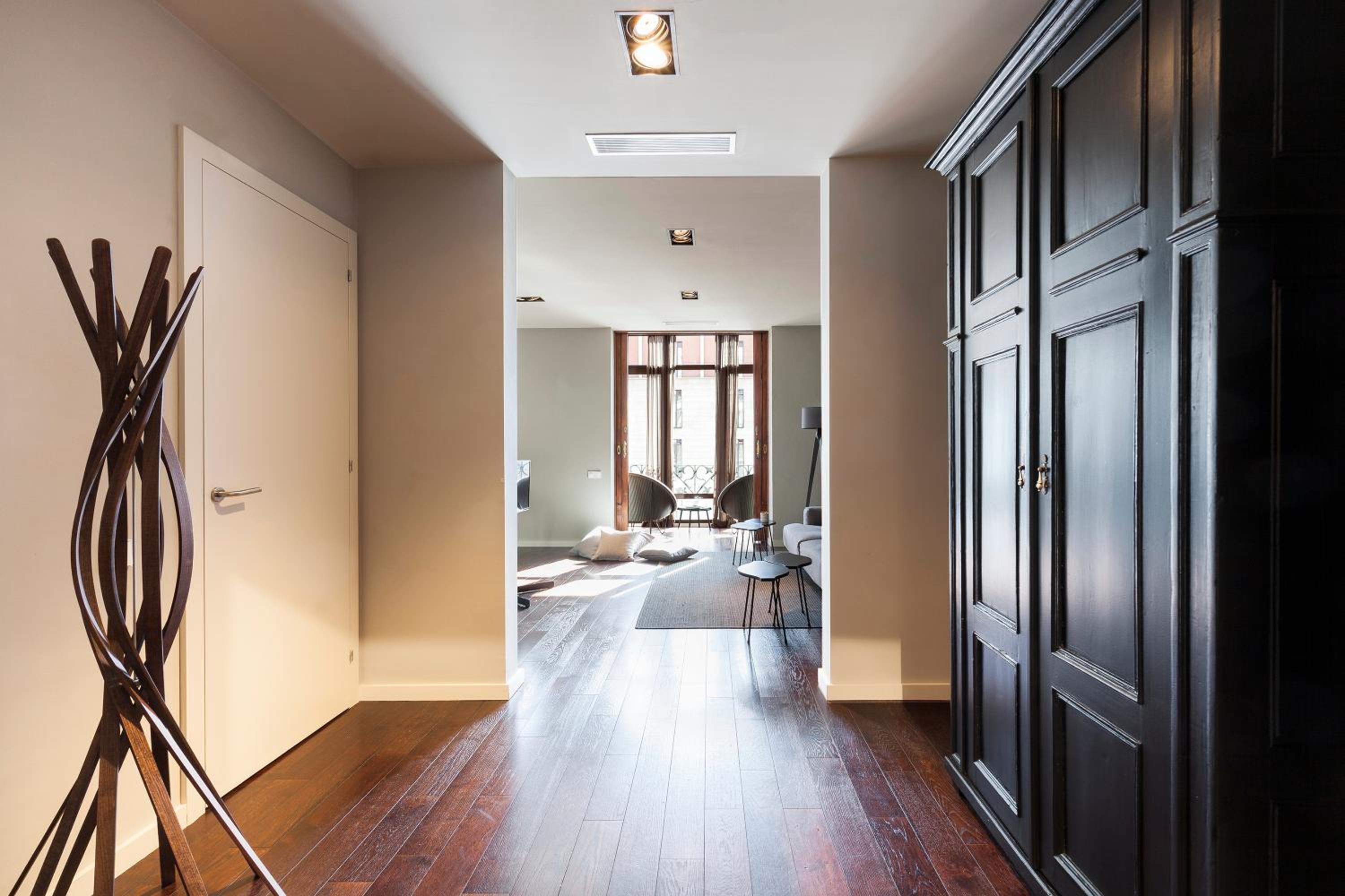 One-Bedroom Apartment with Street view (II) photo 3