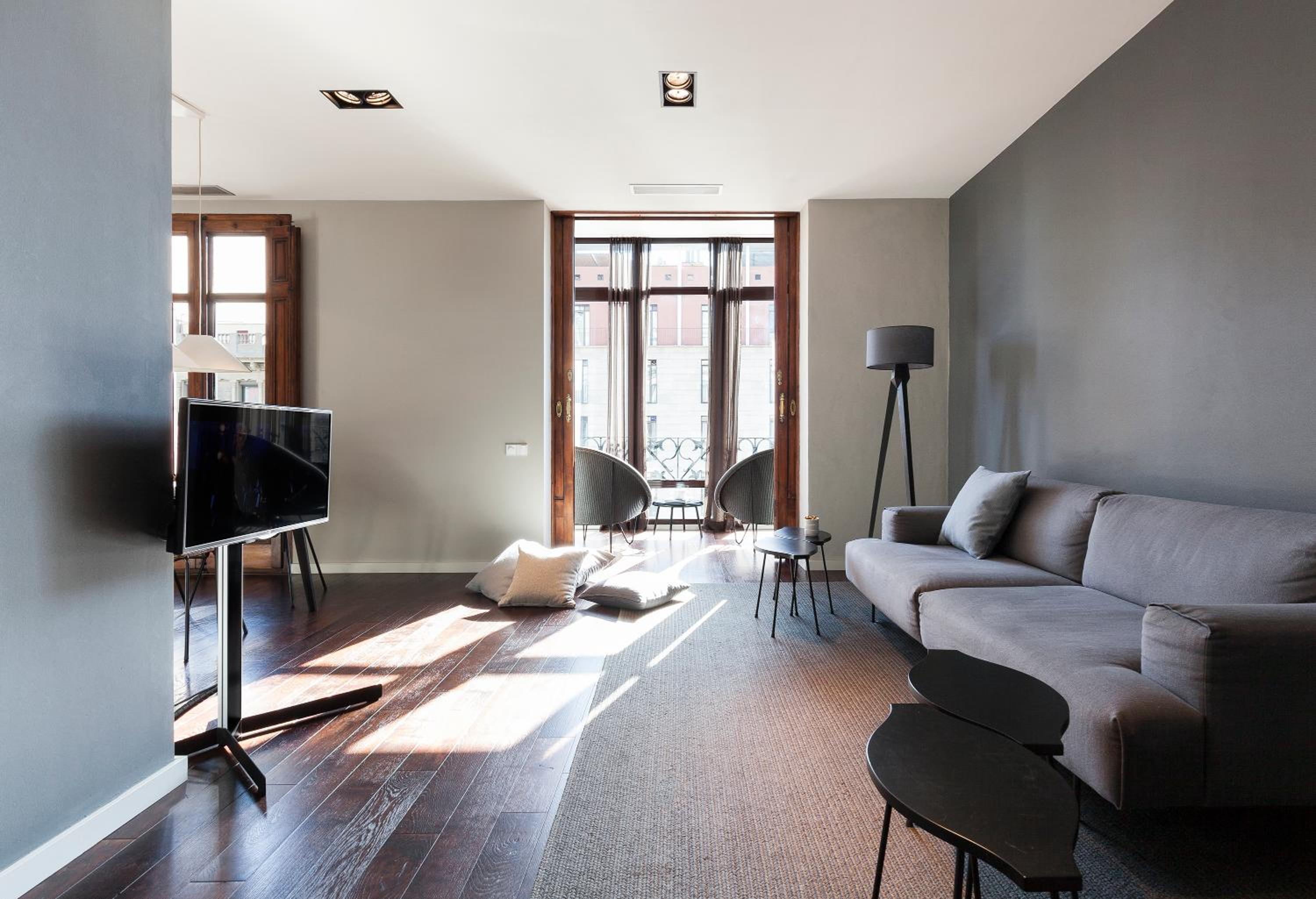 Apartamento de una habitación con vista a la calle (II)
