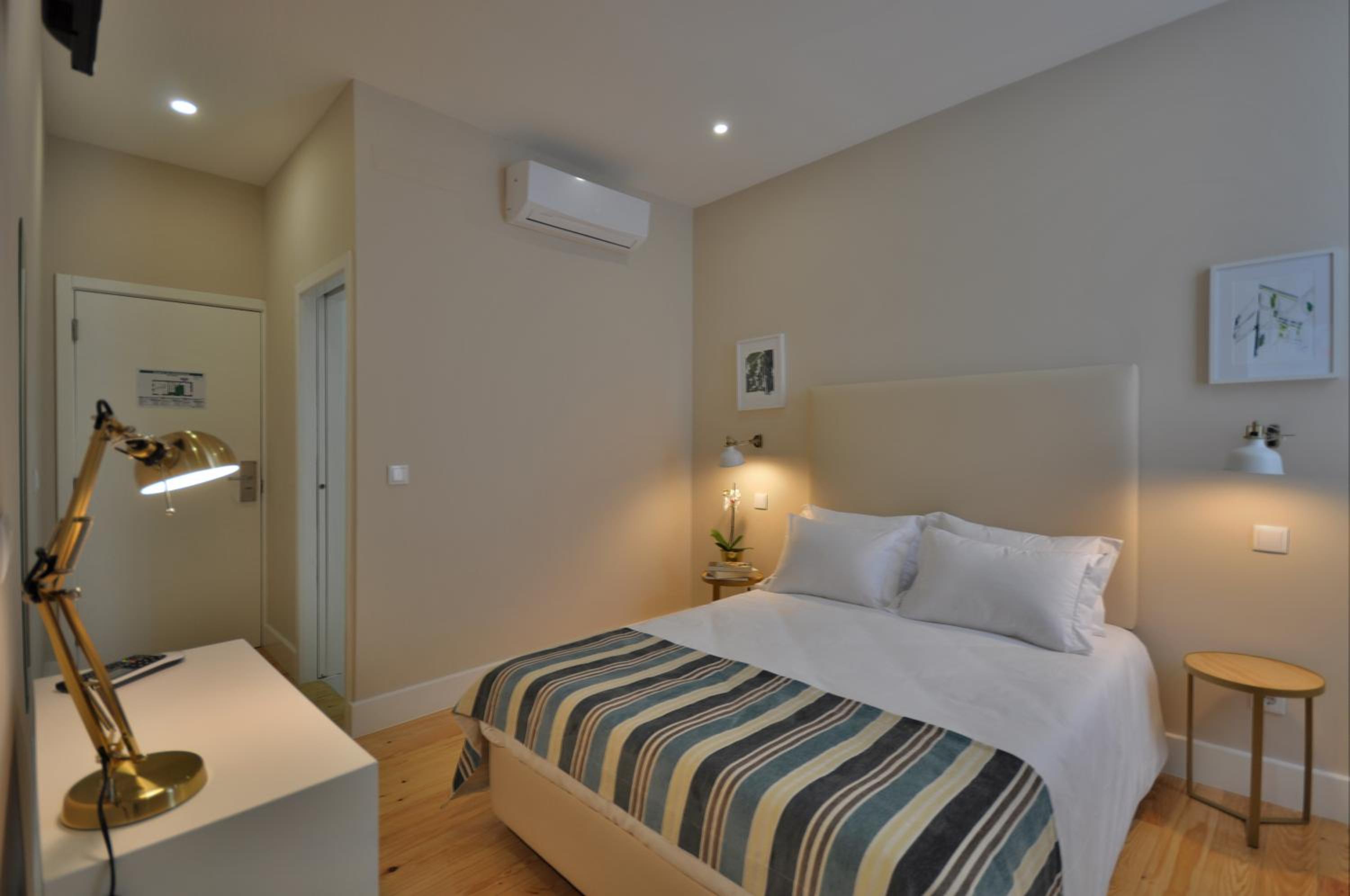 Available room thumbnail 6