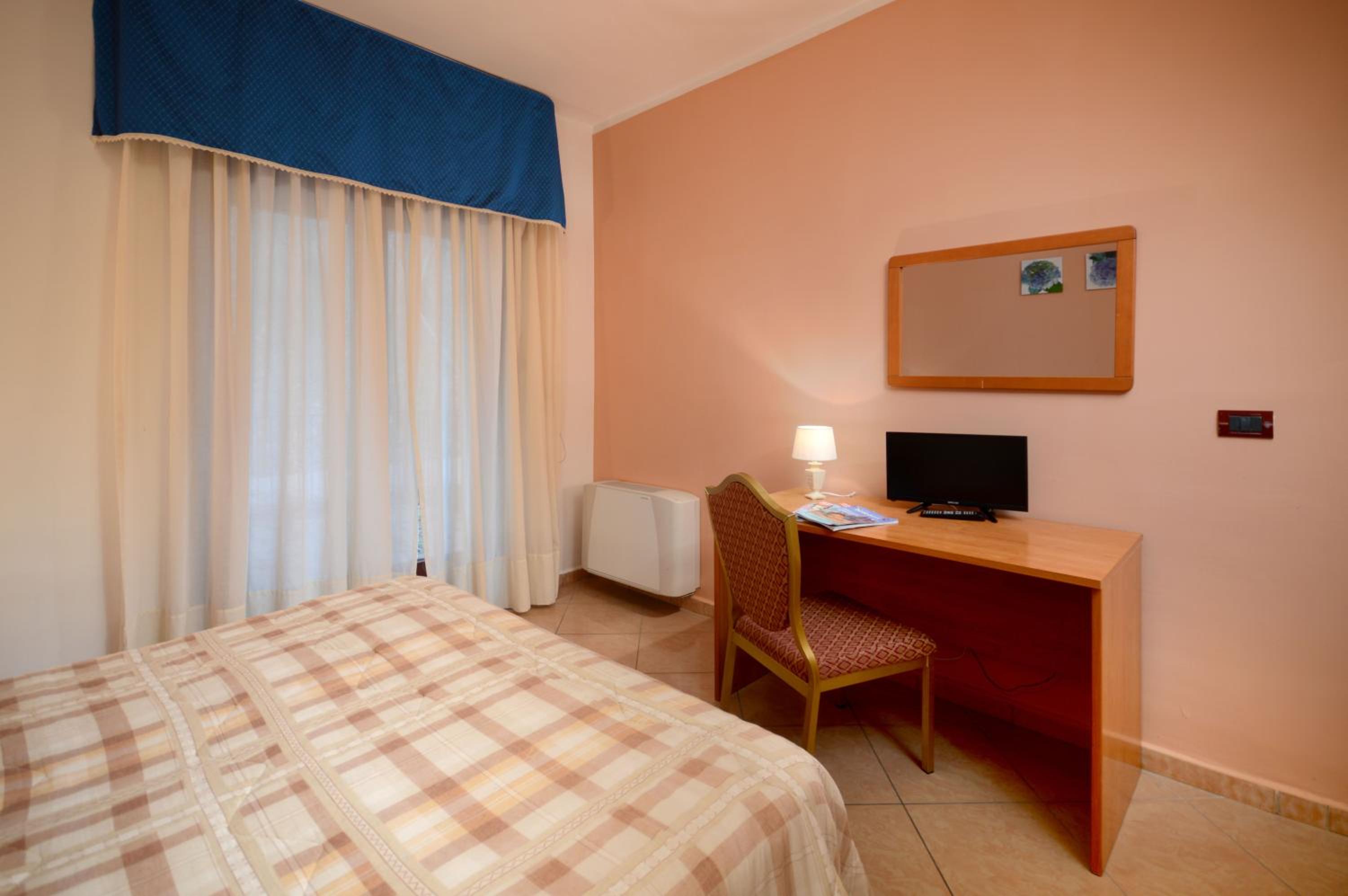 Triple Room with Balcony - Photo 2