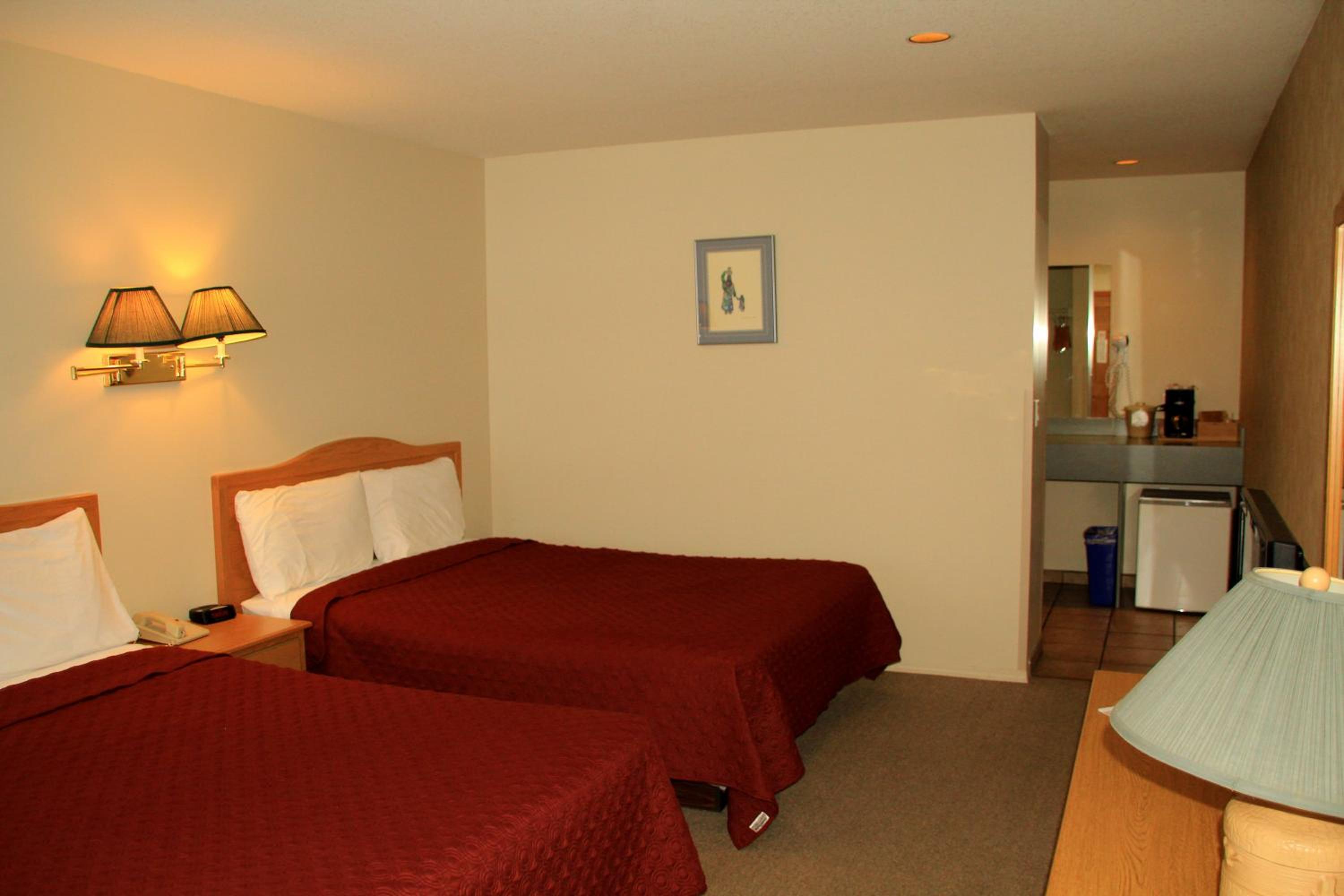 Queen Room with Two Queen Beds photo 3