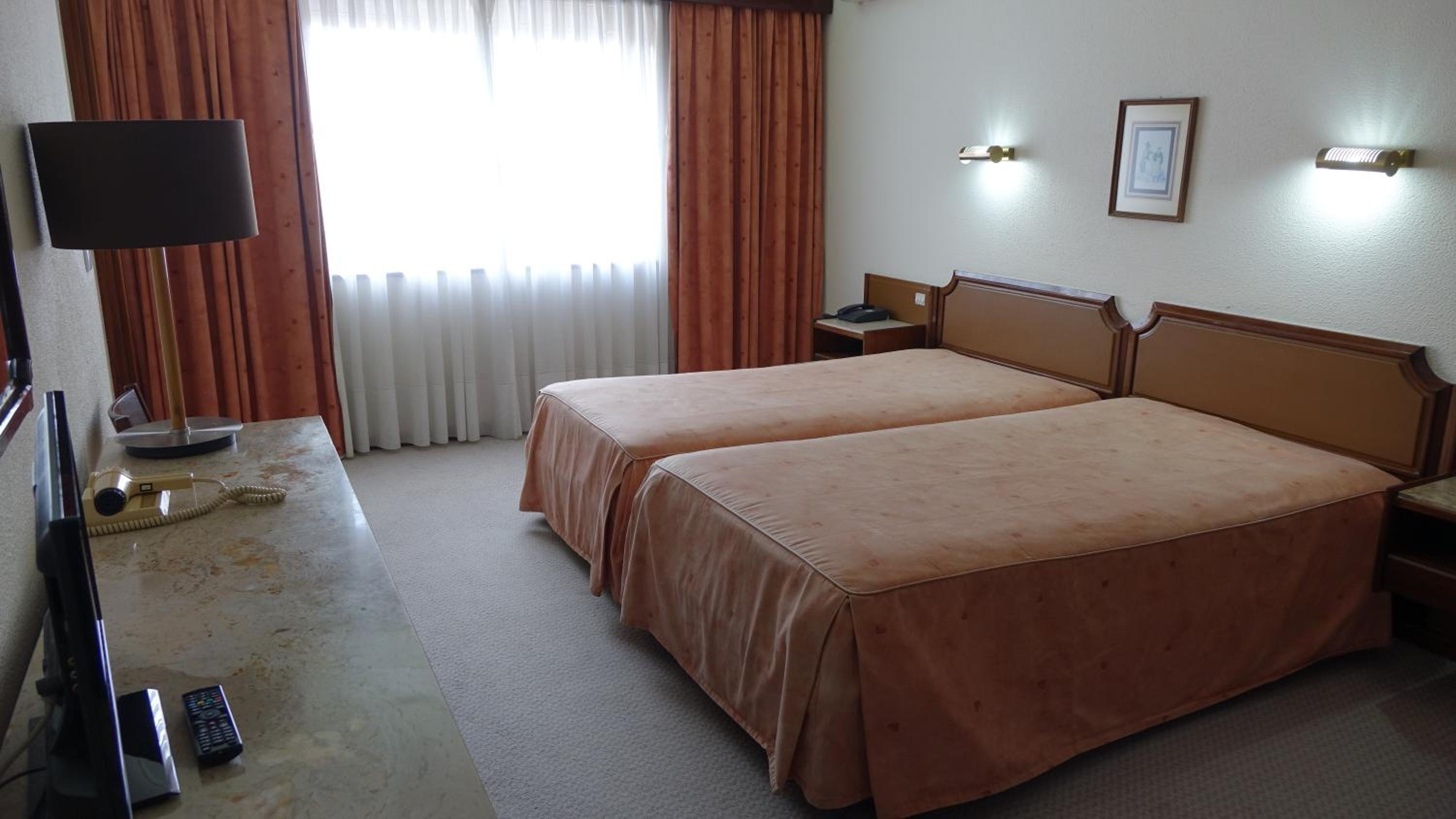 Standard Twin Room - Photo 4