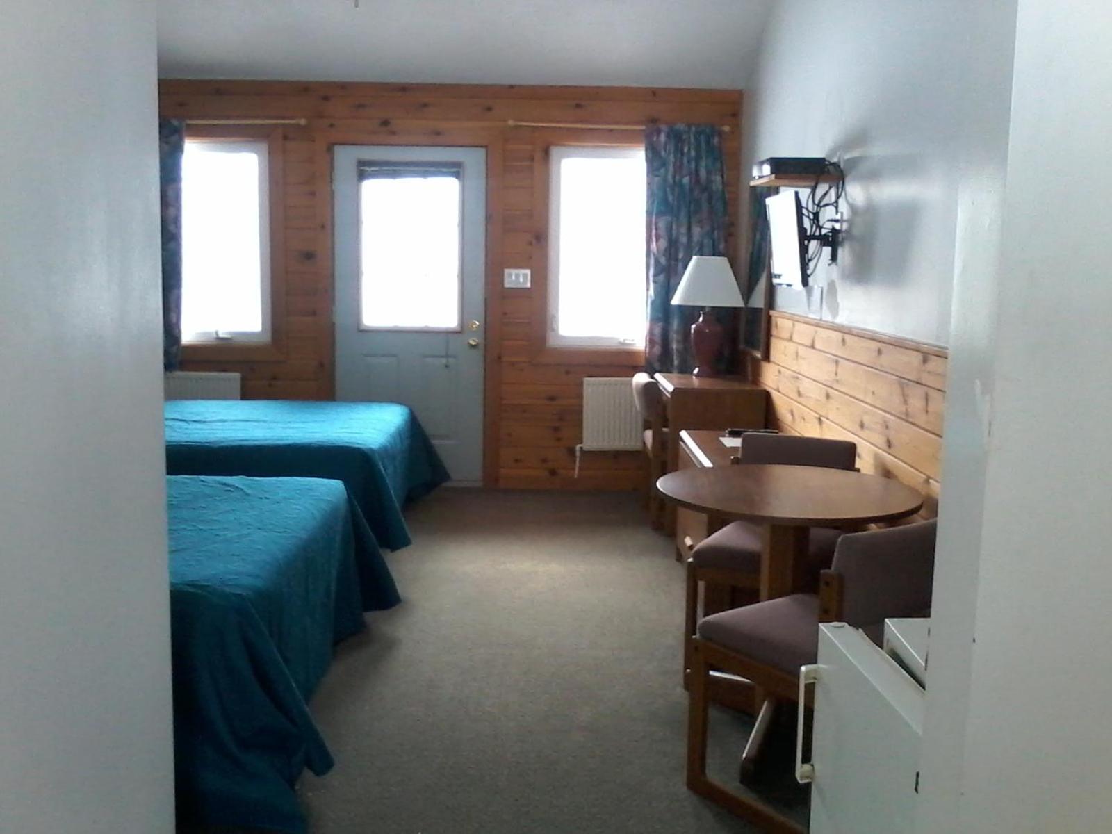 Queen Room with Pool and Lake View - Non-Smoking/Pet Friendly