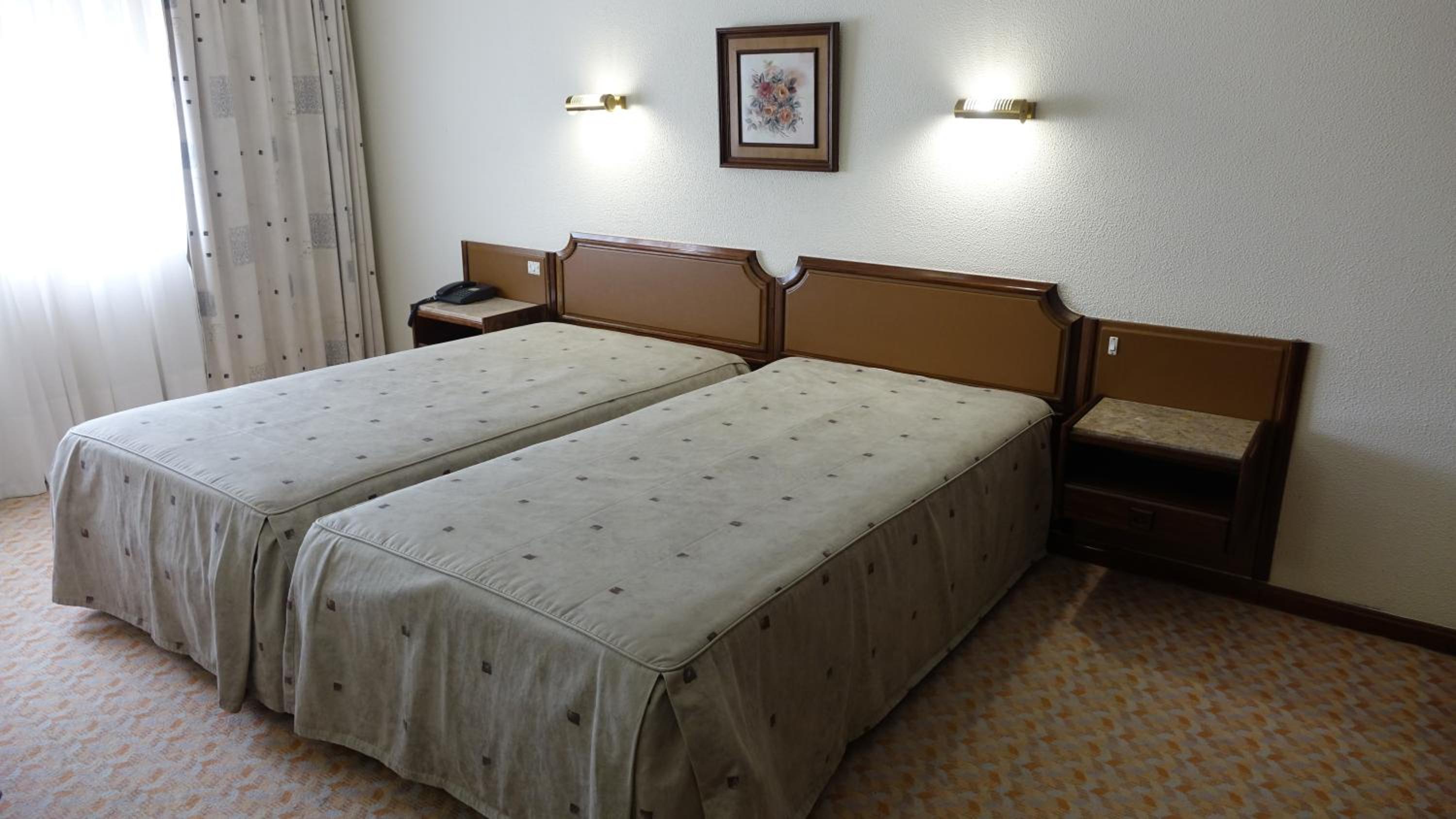 Standard Twin Room - Photo 6