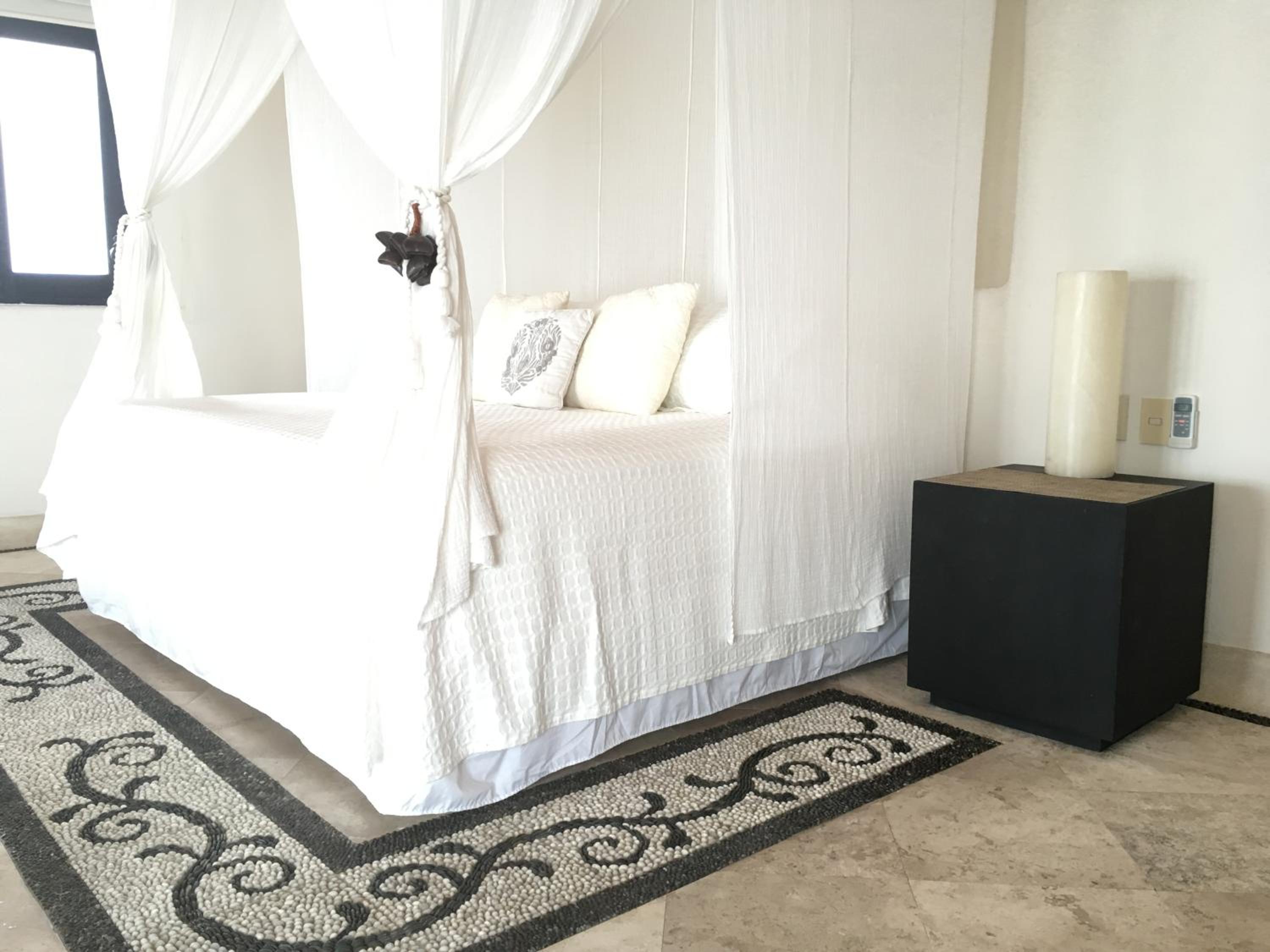 Superior Suite 1 King Bed Ocean View - Poolside photo 3