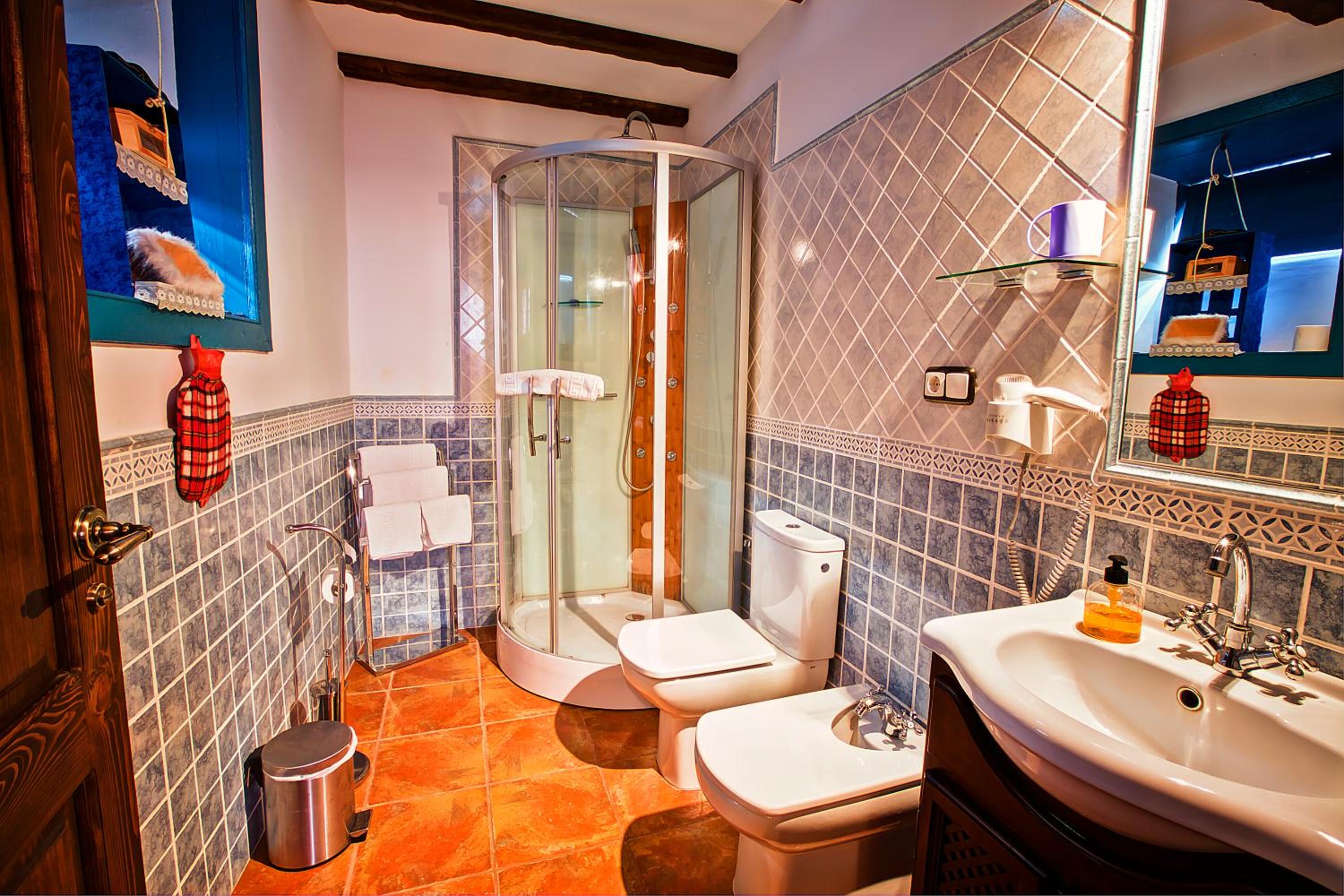 Double Room - Photo 16