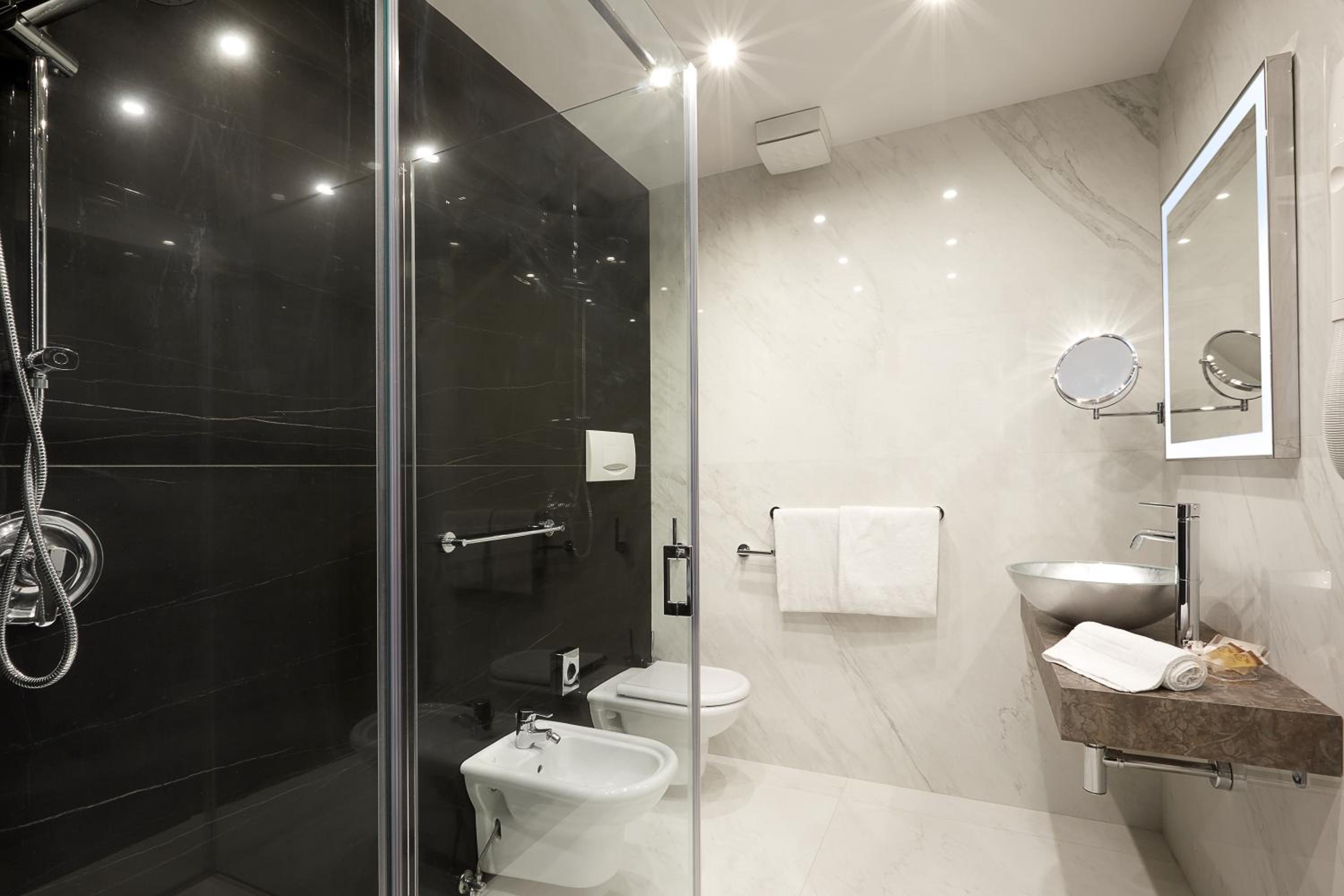 Deluxe Suite - Photo 3