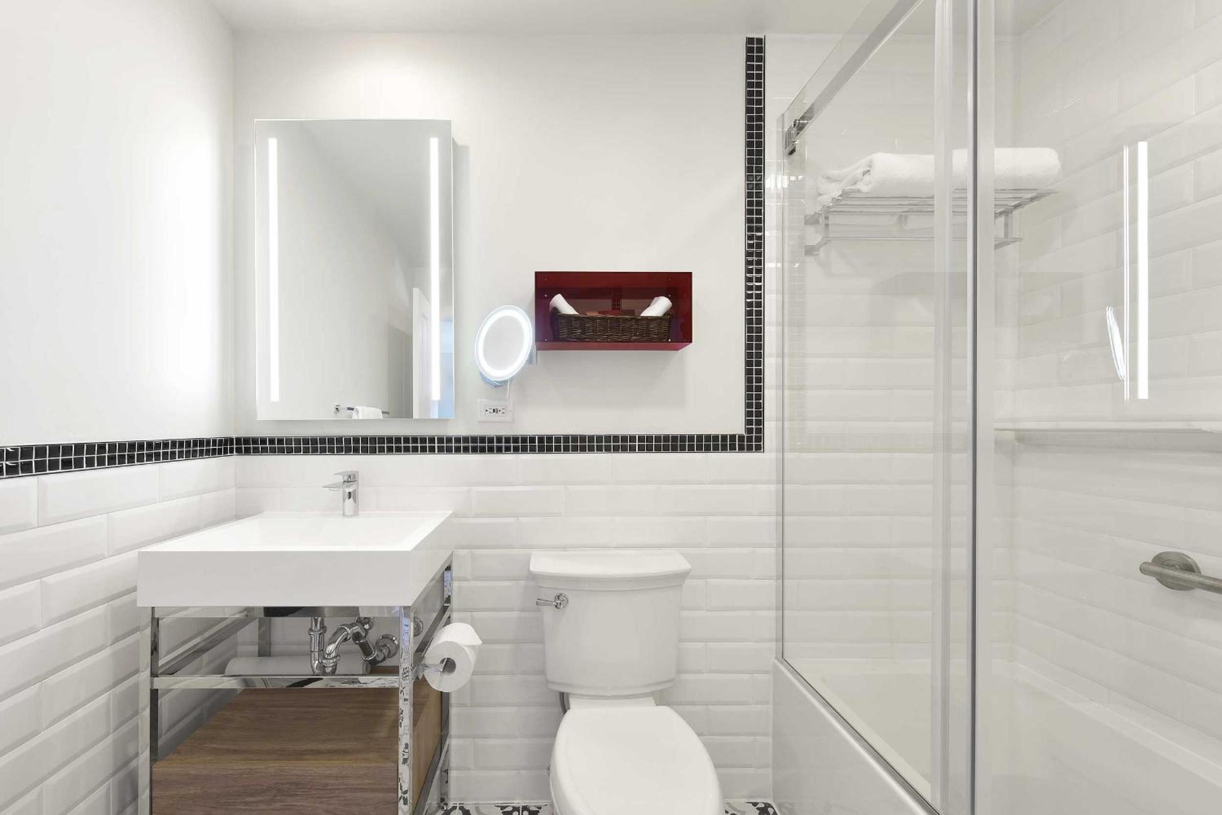 Superior King Room - Photo 9