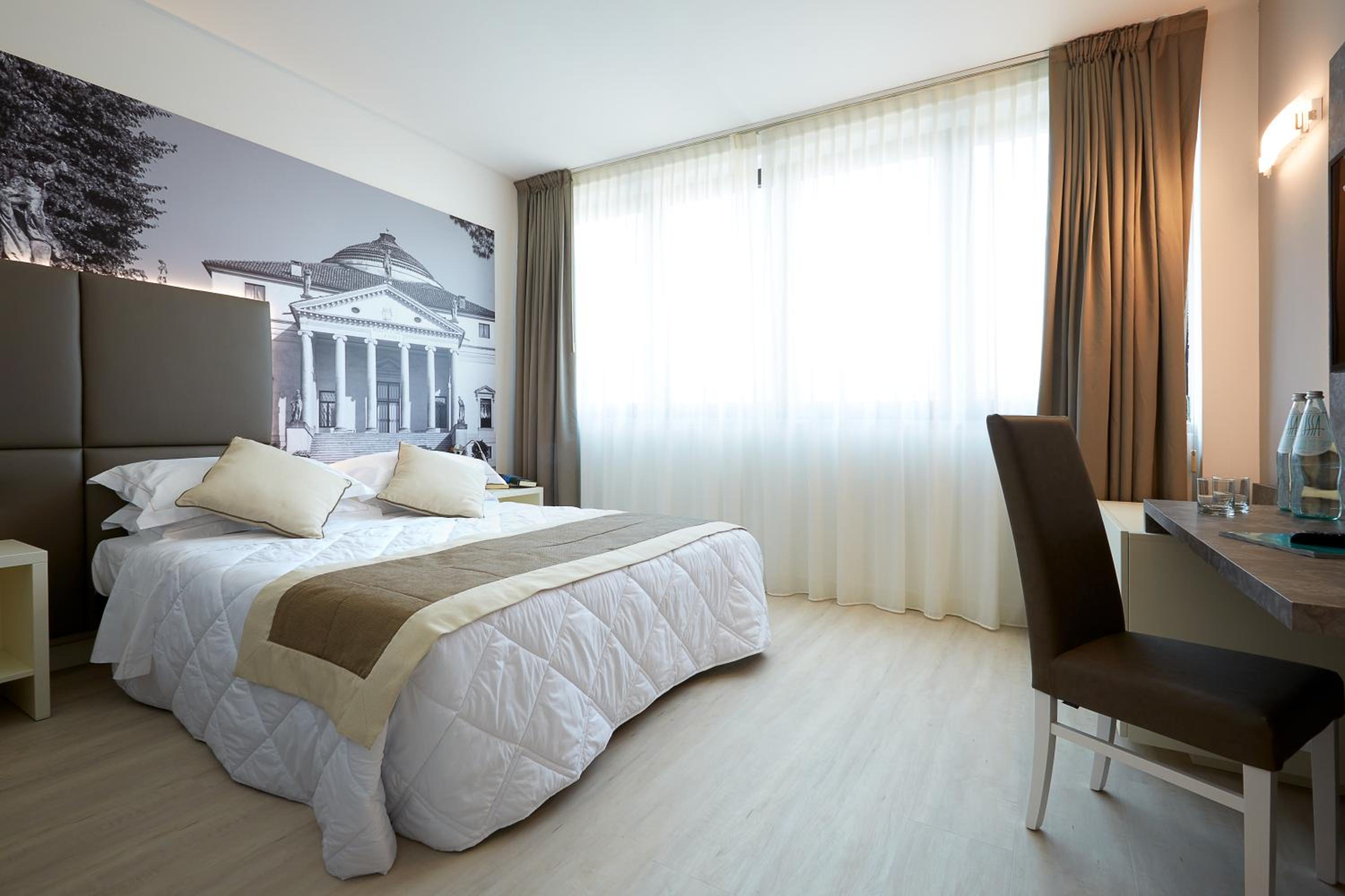Deluxe Suite - Photo 1