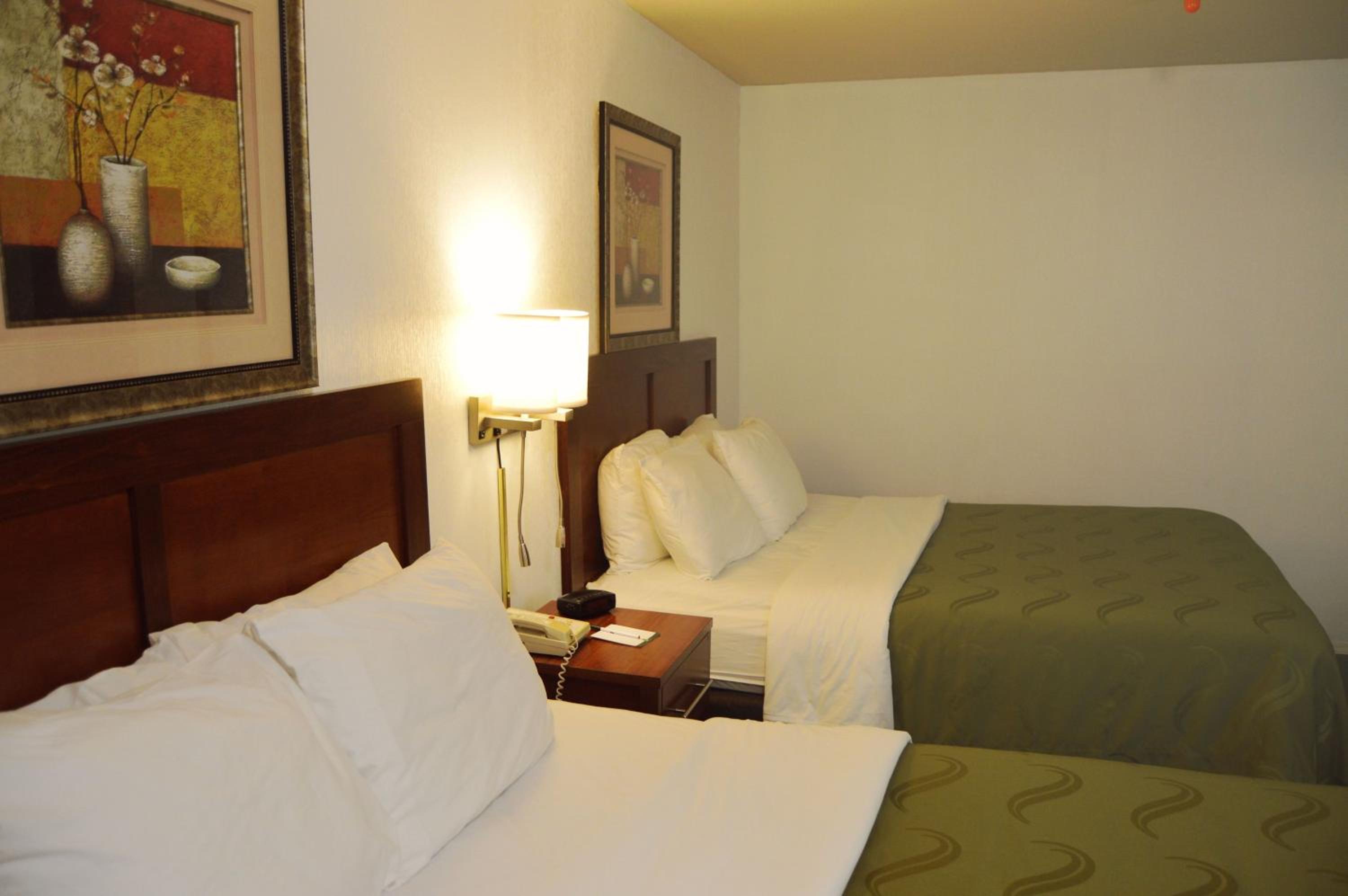 Queen Room with Two Queen Beds - Non-Smoking - Photo 3