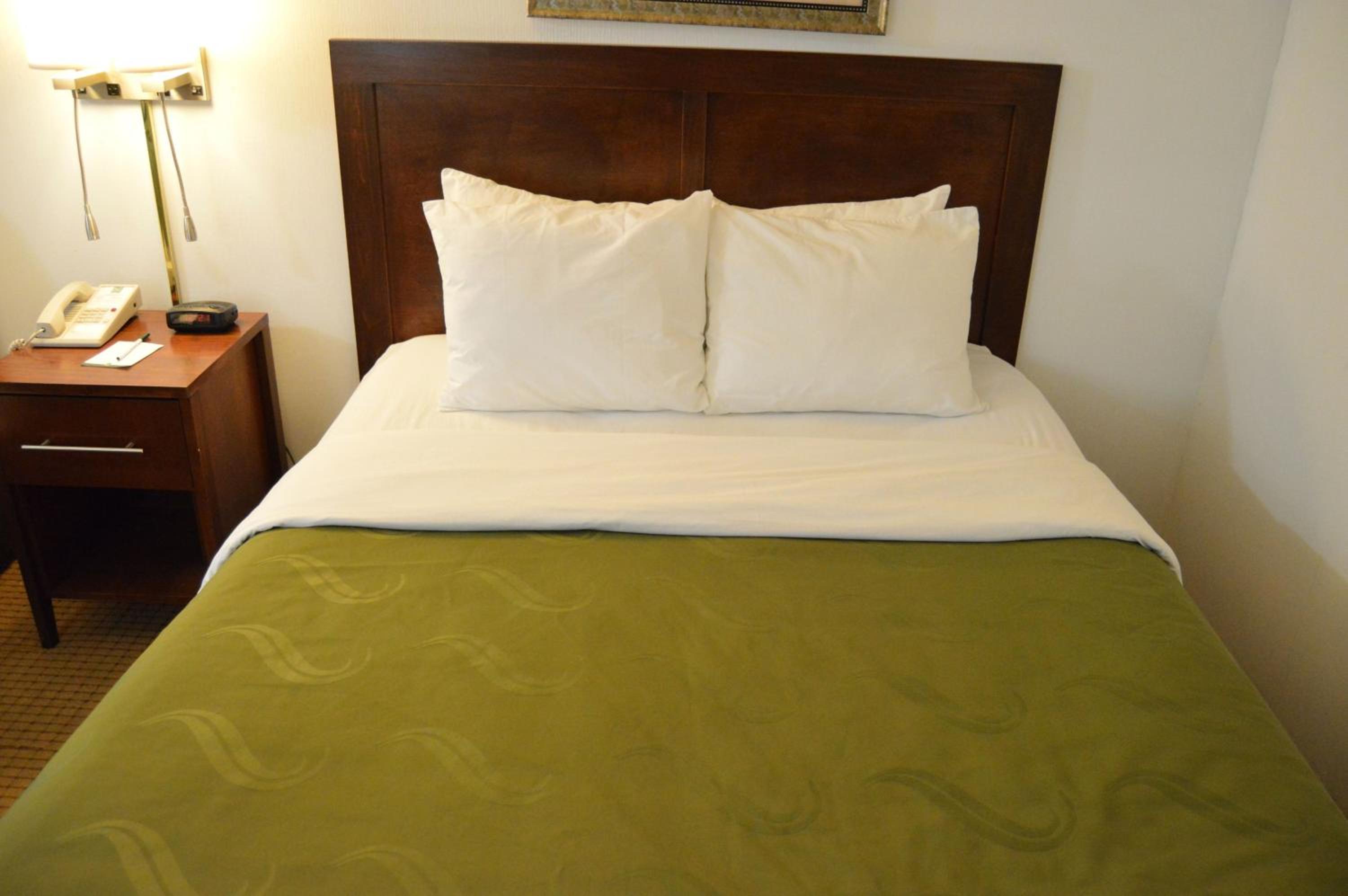 Queen Room with Two Queen Beds - Non-Smoking - Photo 2