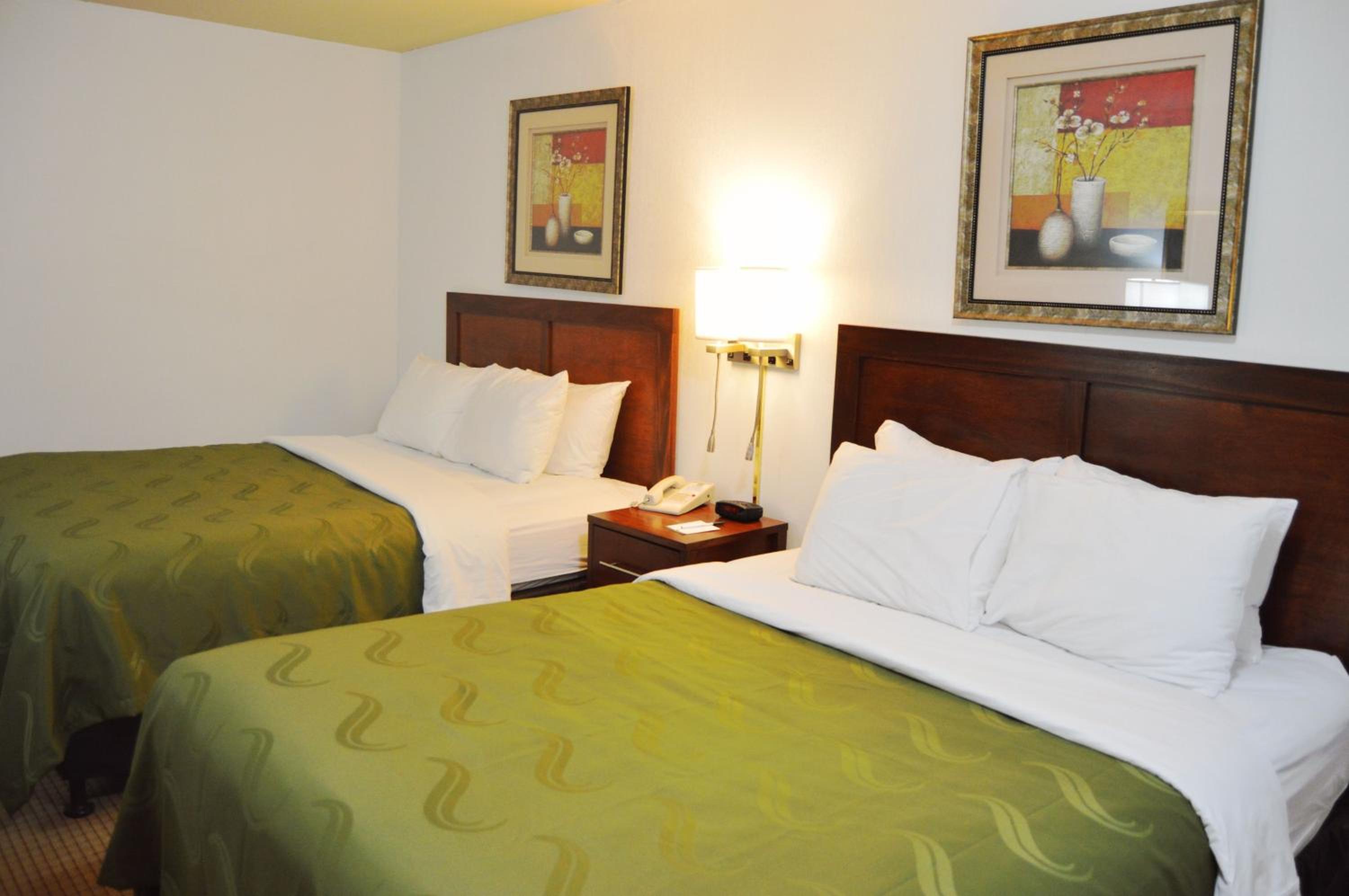 Queen Room with Two Queen Beds - Non-Smoking - Photo 4