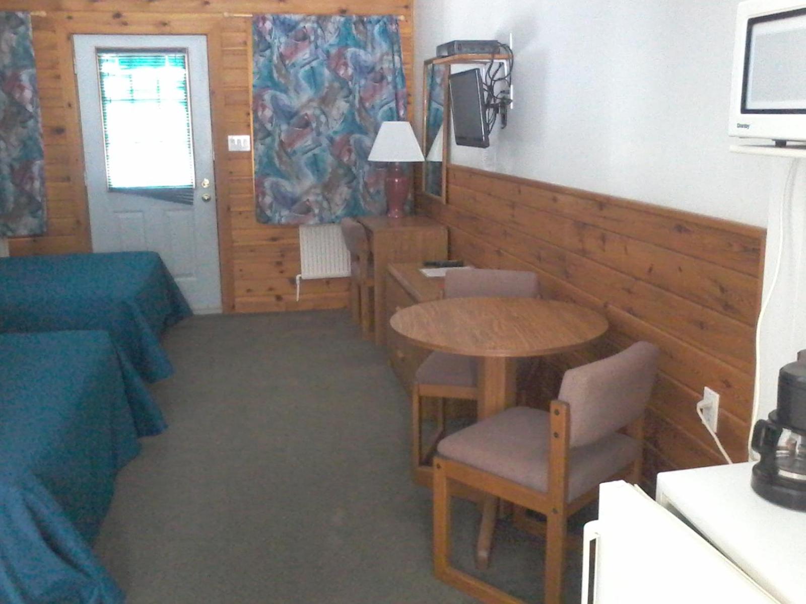 Queen Room with Pool View - Pet Friendly