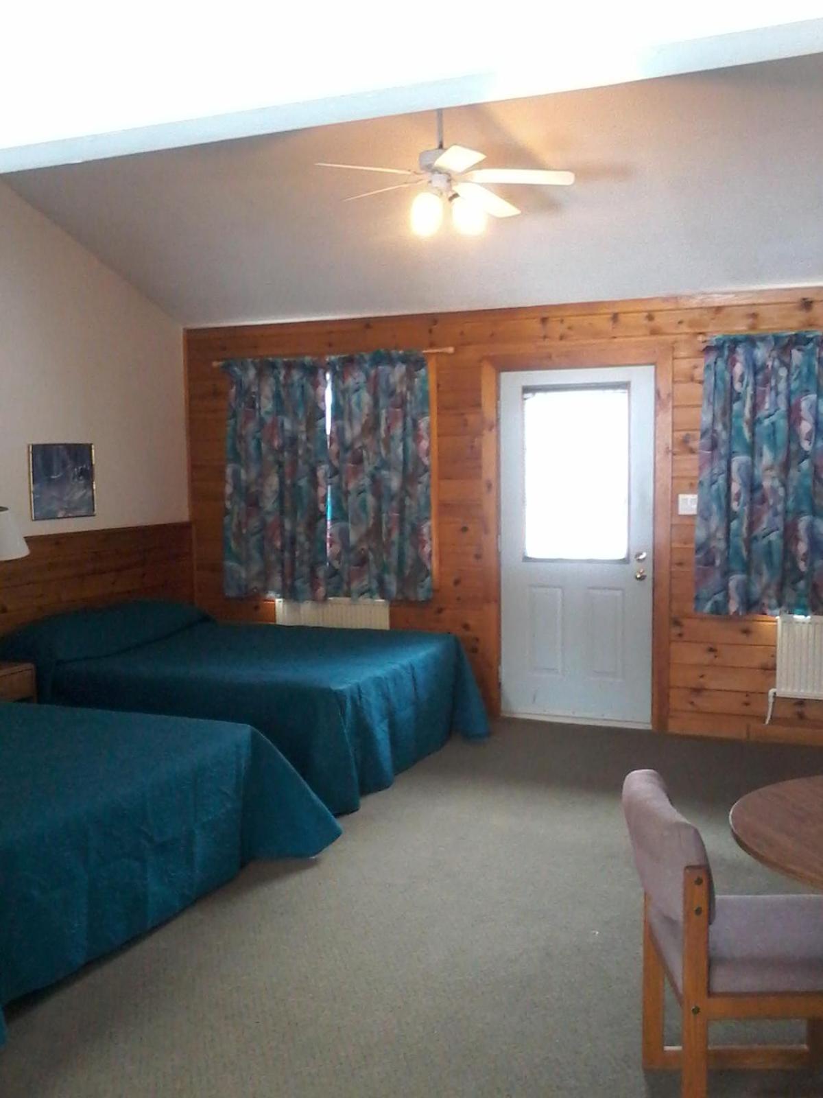 Queen Suite with Pool and Lake View - Pet Friendly
