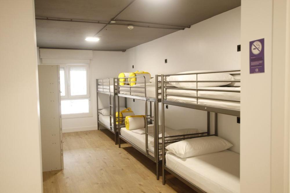 Cama en Habitación Compartida de 6 Camas con Baño Privado