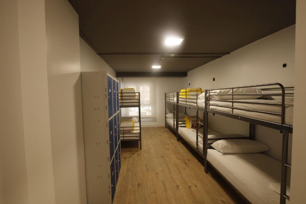 Cama en habitación compartida de 8 camas con baño privado