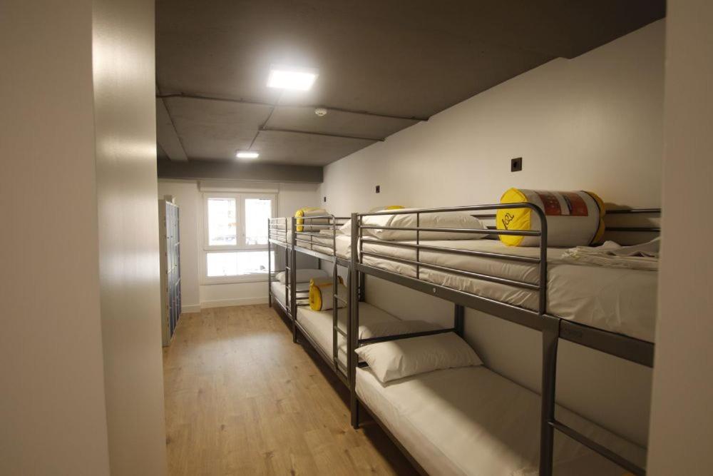 Cama en Dormitorio Femenino de 6 Camas con Baño Privado