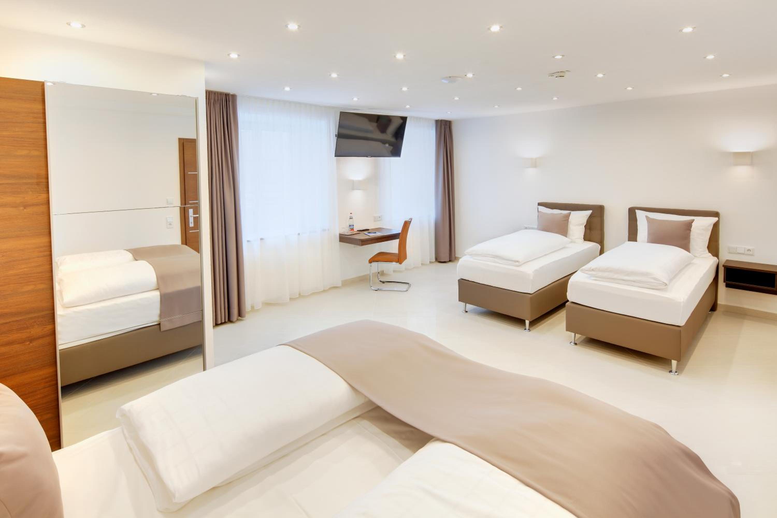 Quadruple Room - Photo 8