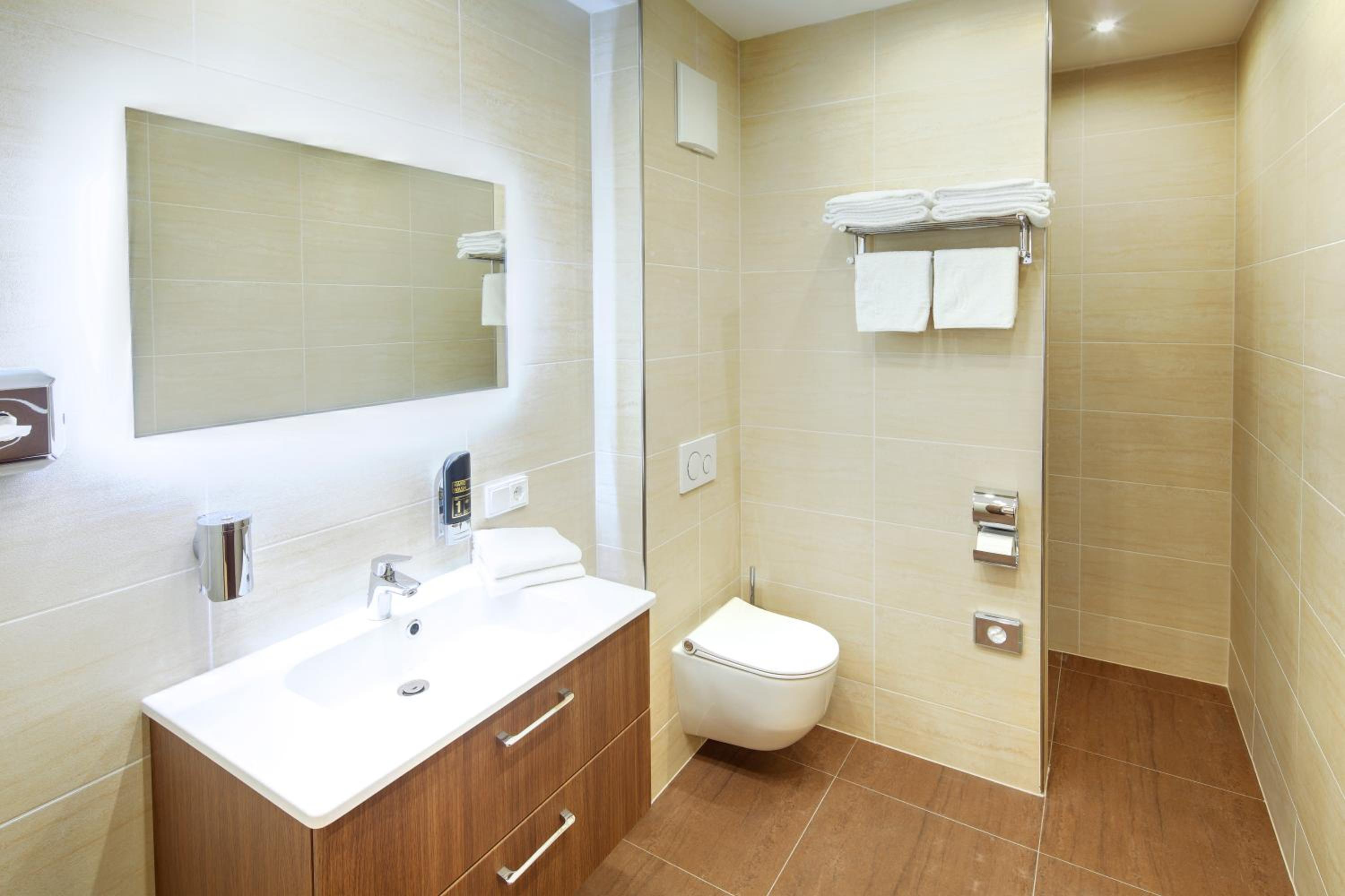 Quadruple Room - Photo 5