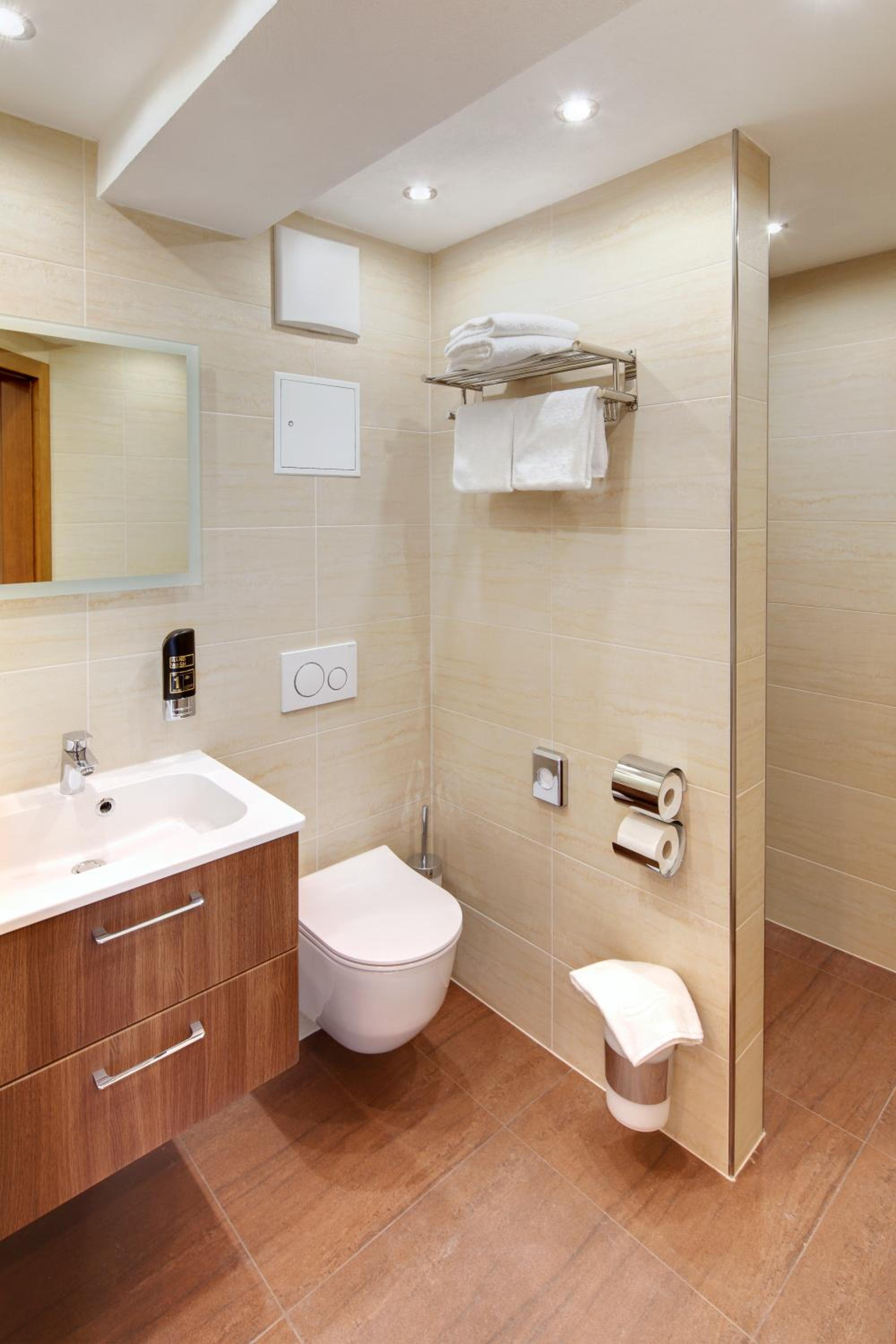 Double Room - Photo 7