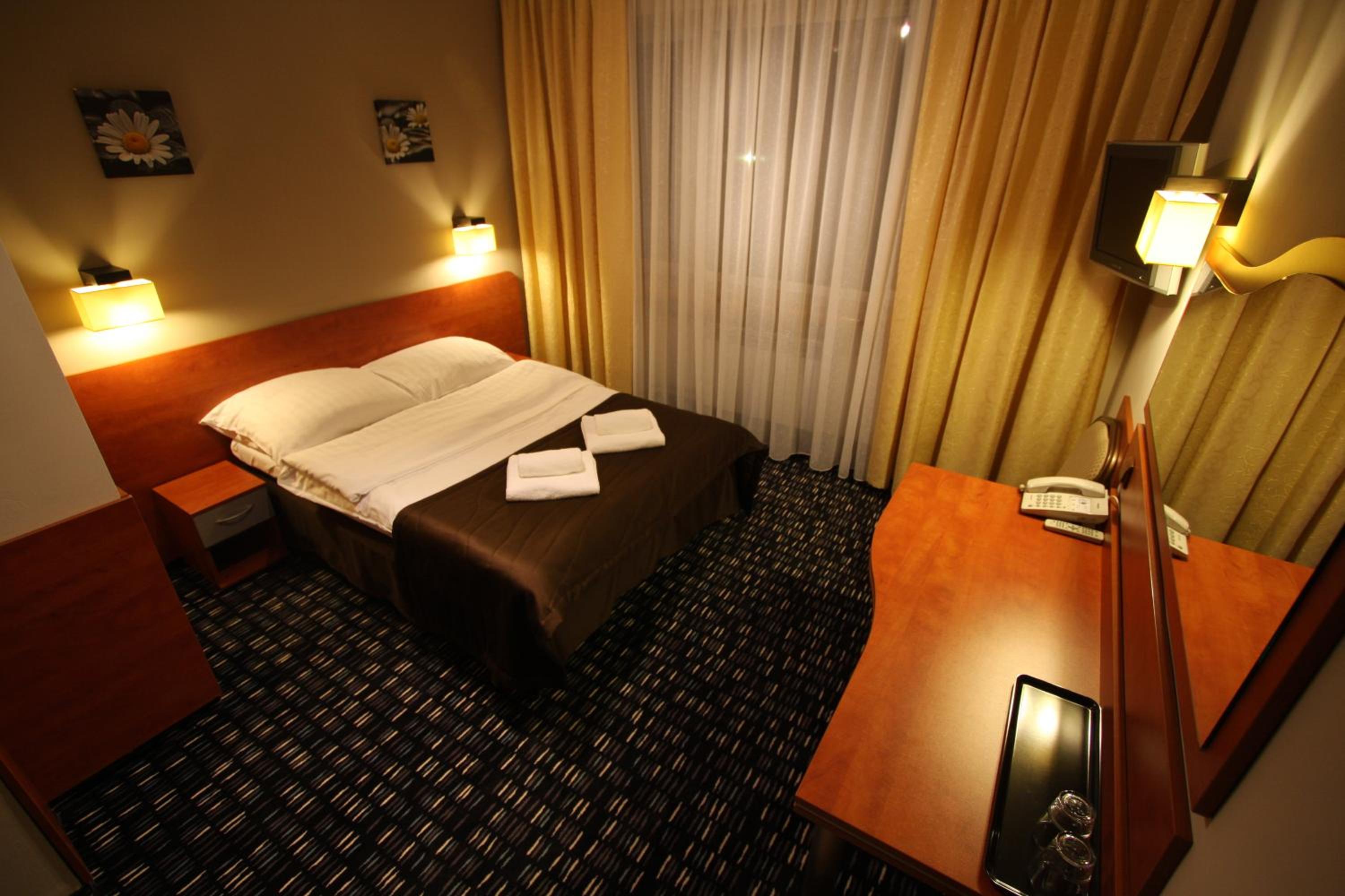 Standard Queen Room