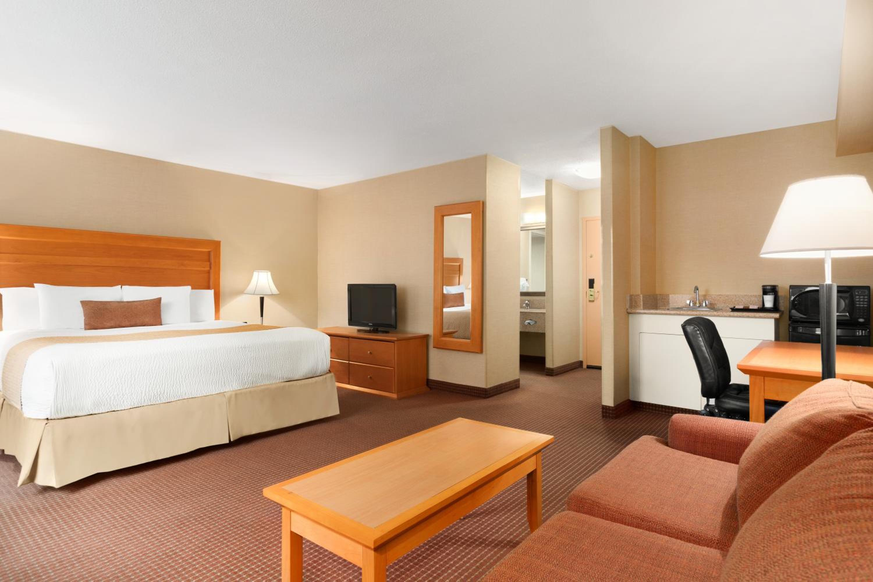 King Room - Non-Smoking - Photo 5