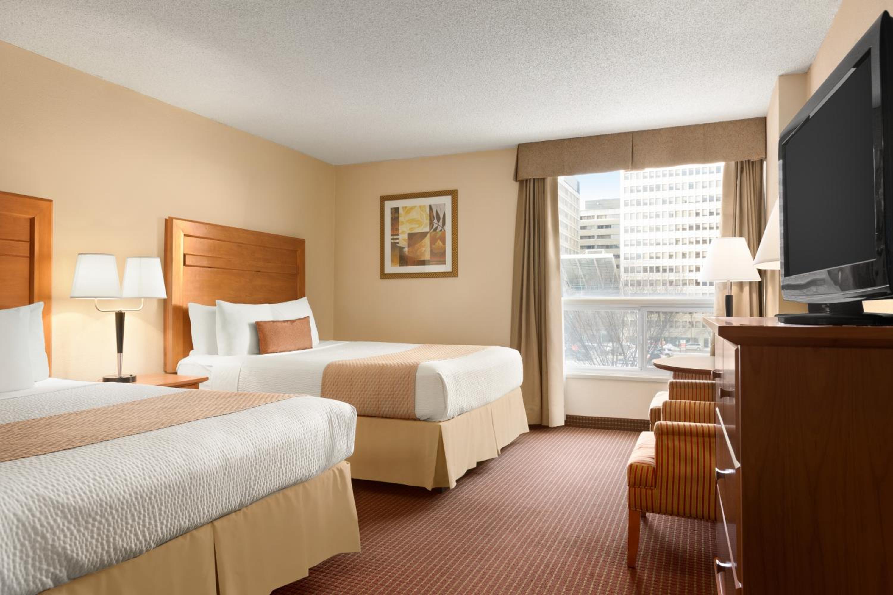 Queen Room with Two Queen Beds - Non-Smoking - Photo 4