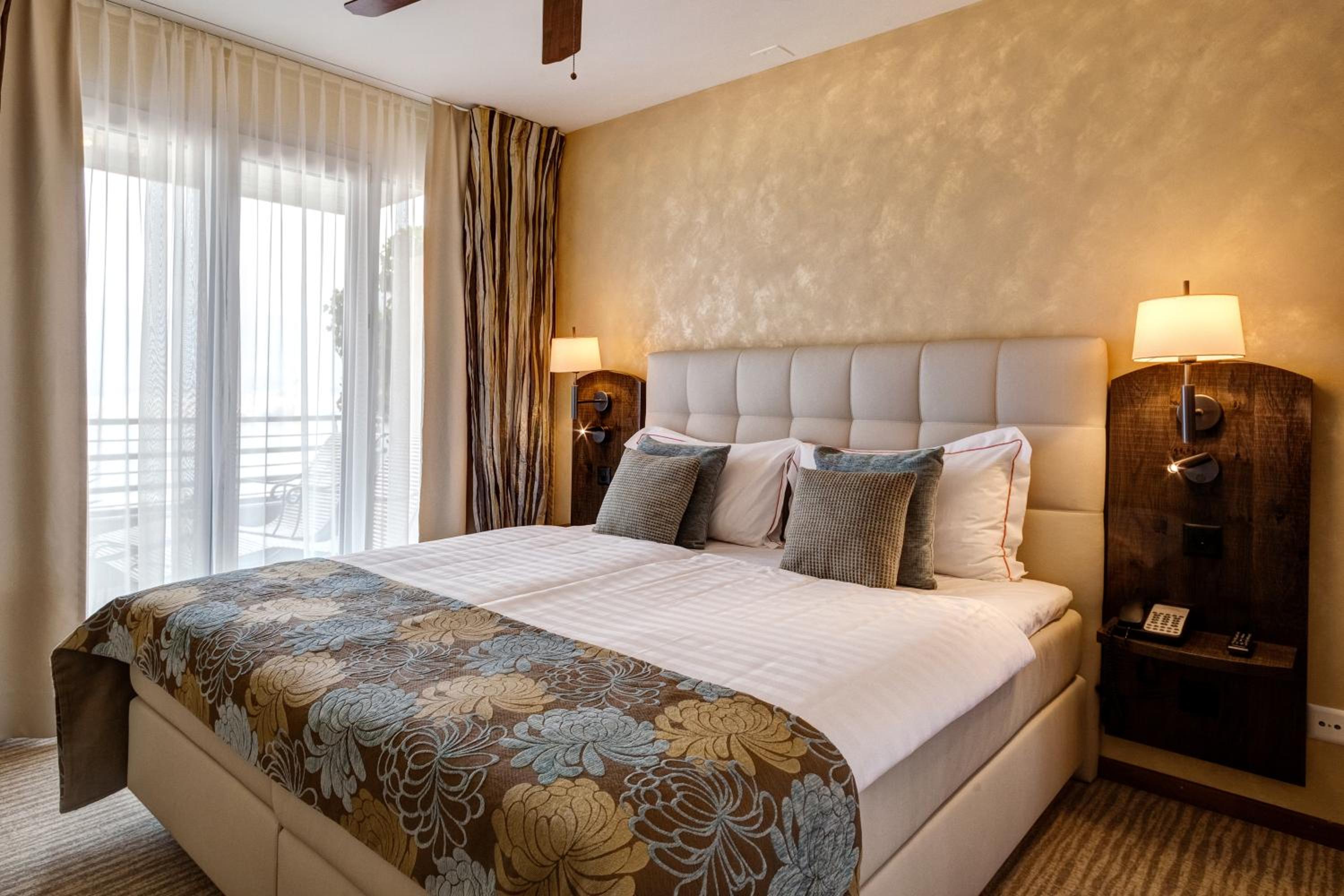 Suite with Lake View - Photo 3