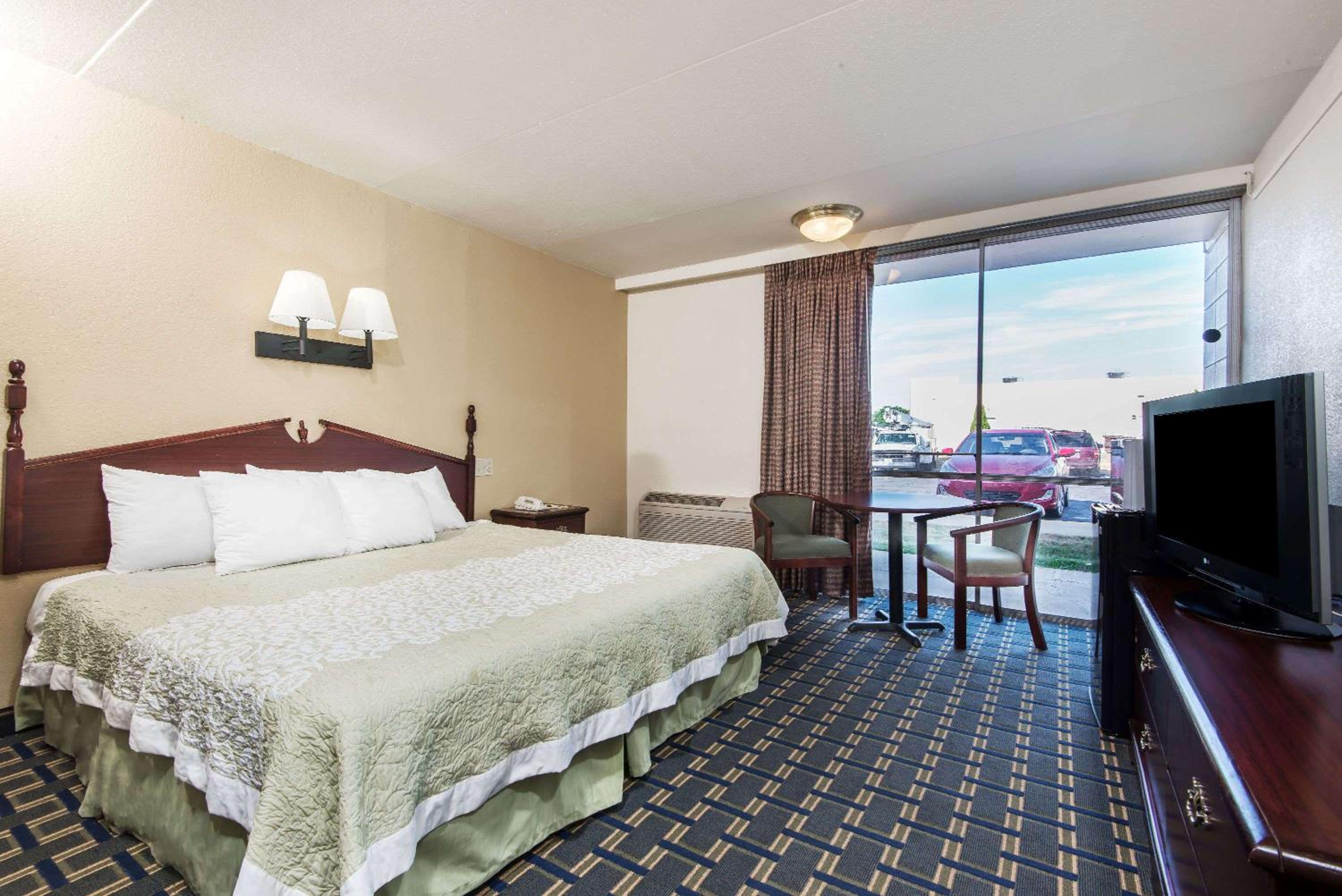 King Room - Non-Smoking - Photo 2