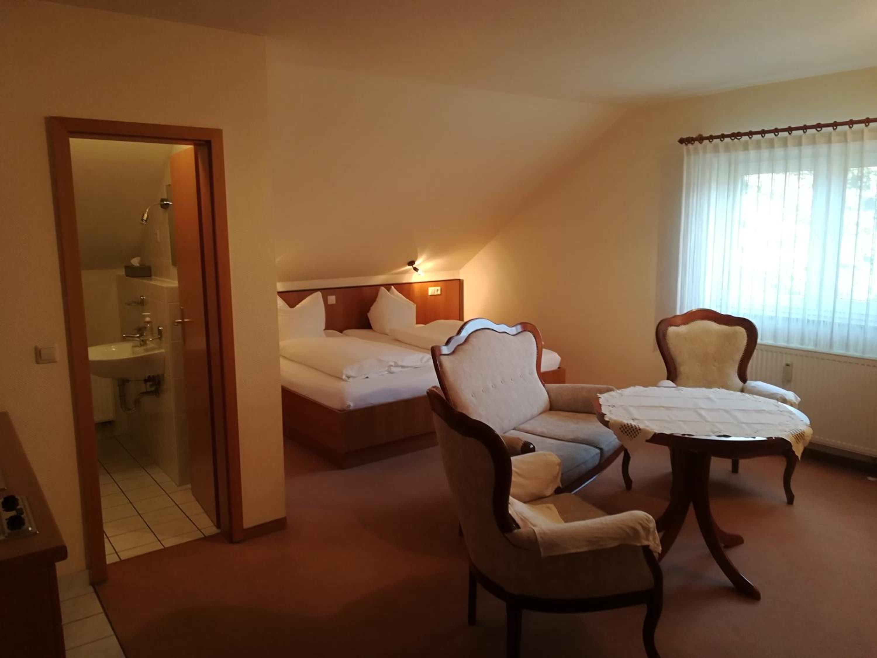 Large Double Room - Photo 3