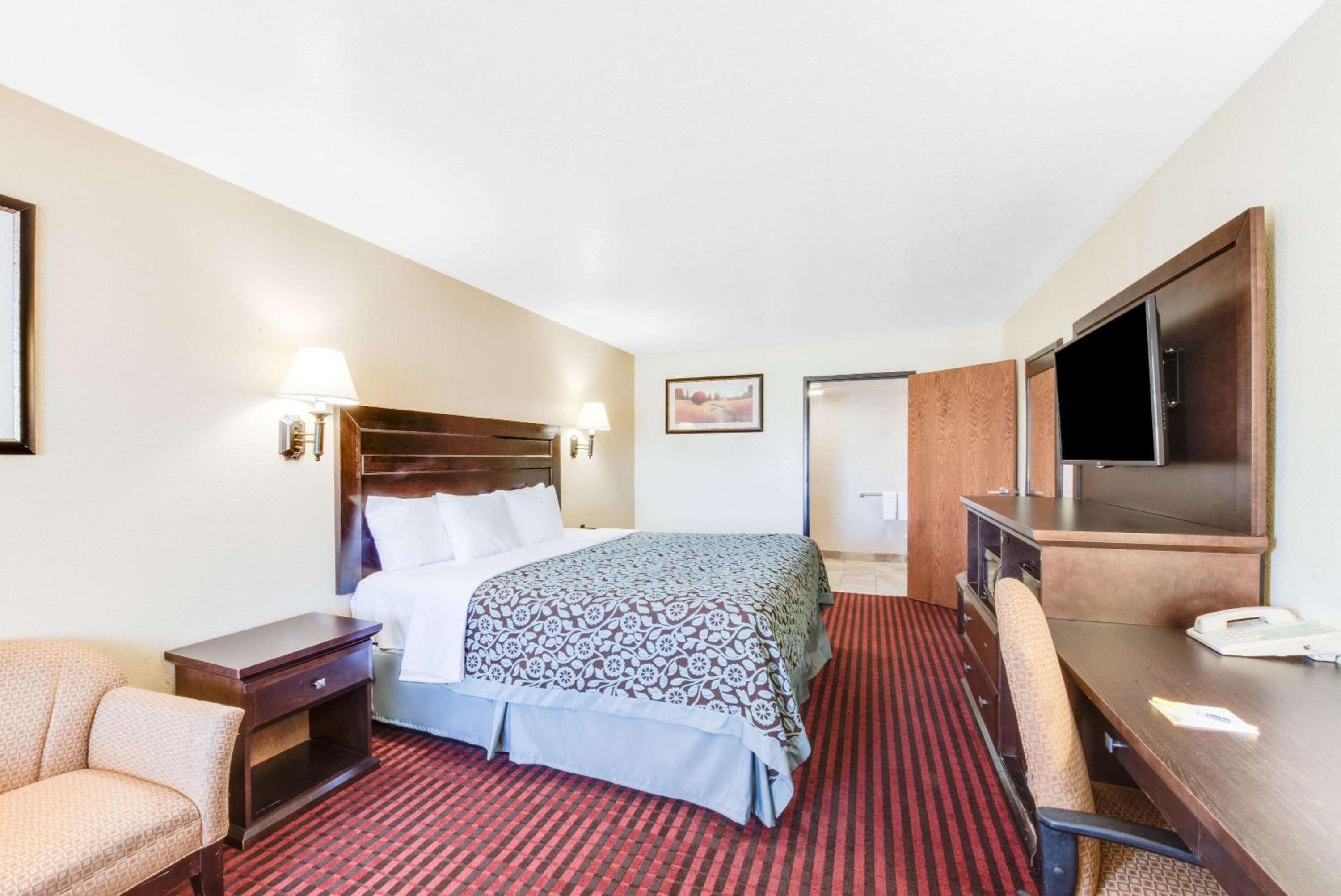 King Room - Non-Smoking - Photo 2