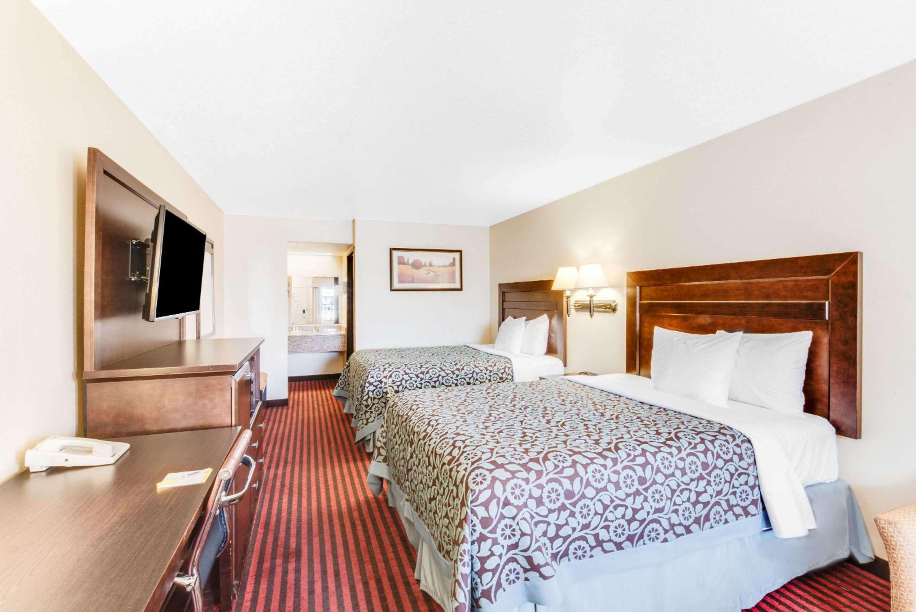 Queen Room with Two Queen Beds - Non-Smoking - Photo 3