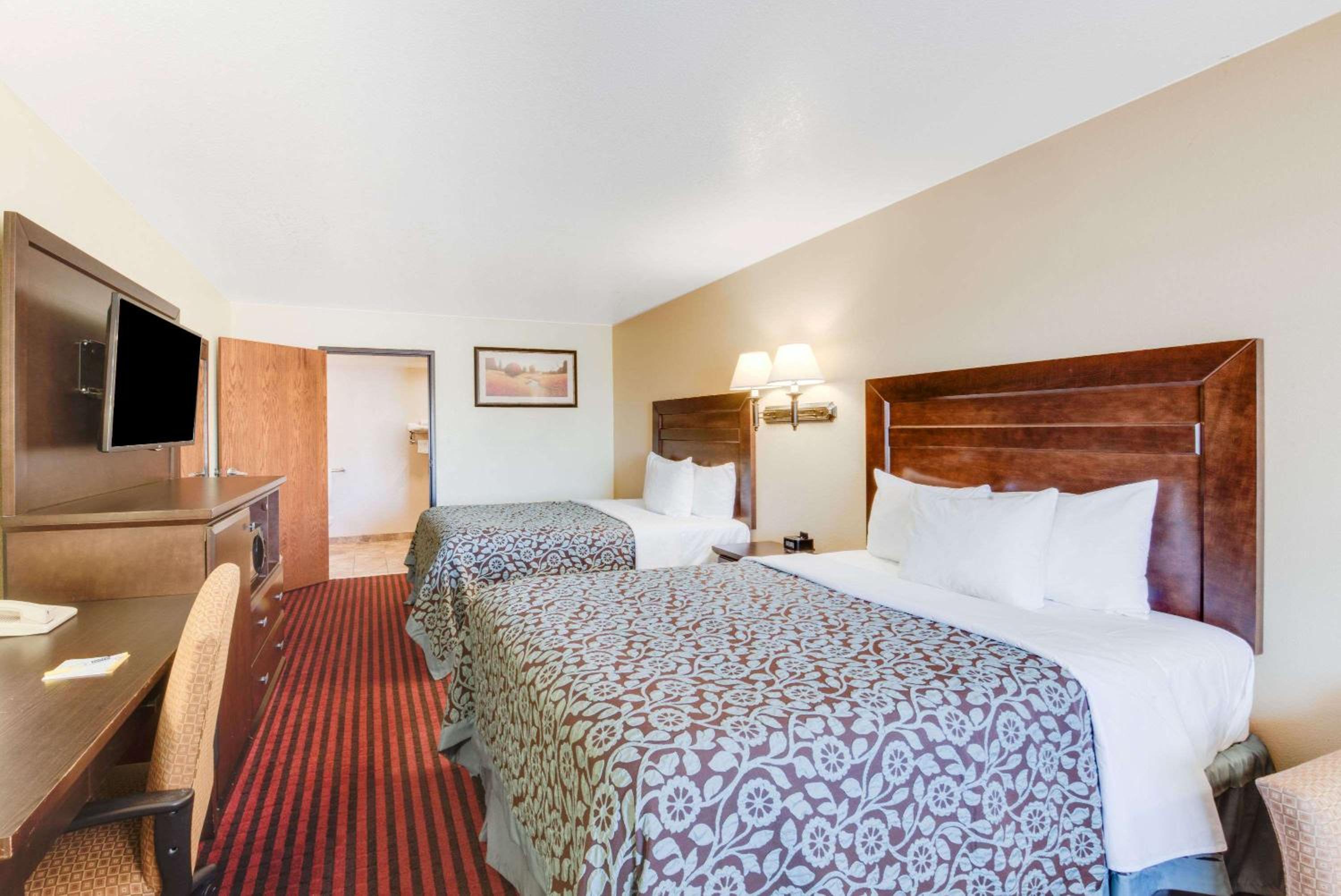 Queen Room with Two Queen Beds - Non-Smoking - Photo 4