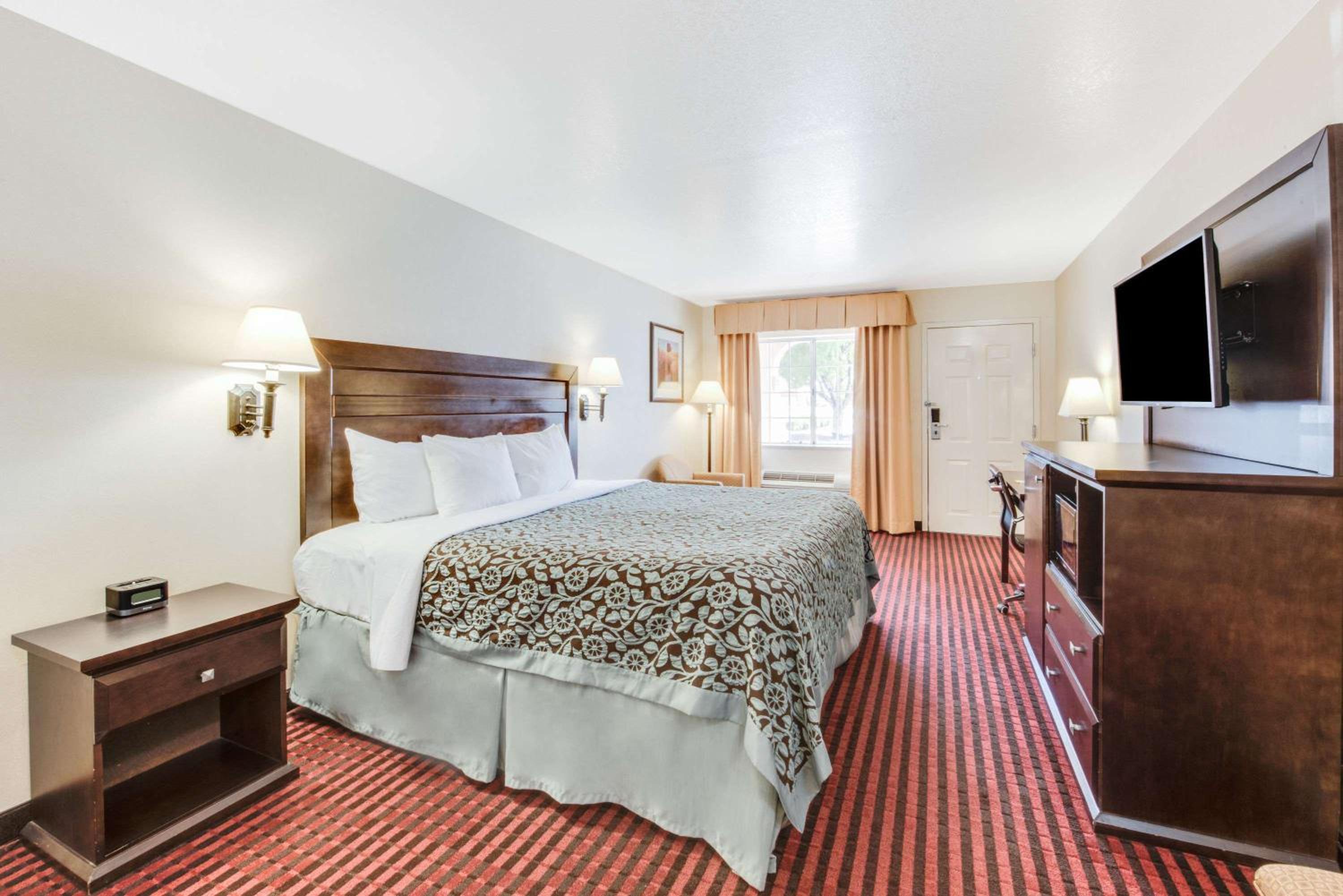 King Room - Non-Smoking - Photo 4