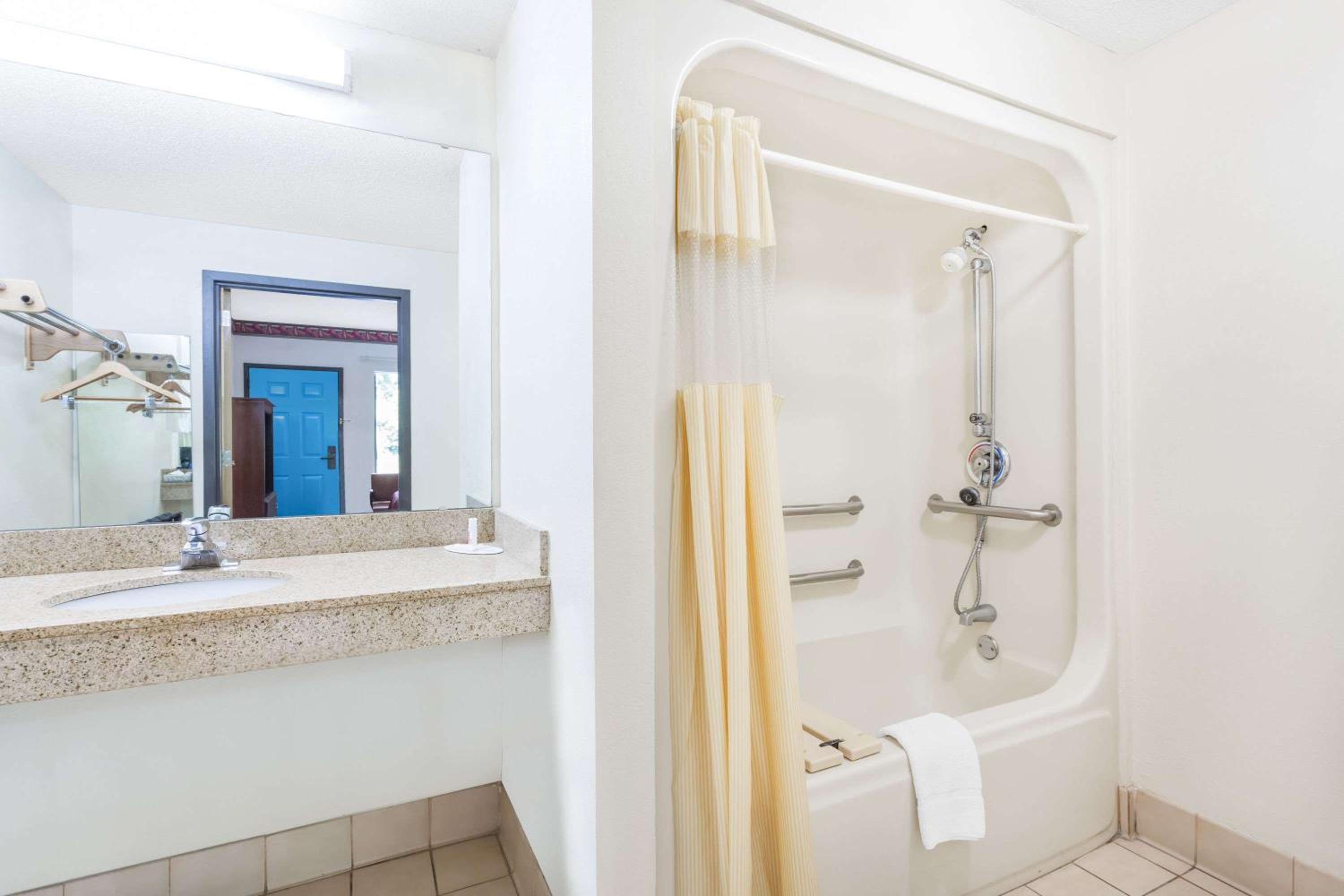 Queen Room - Disability Access/Non-Smoking - Photo 6