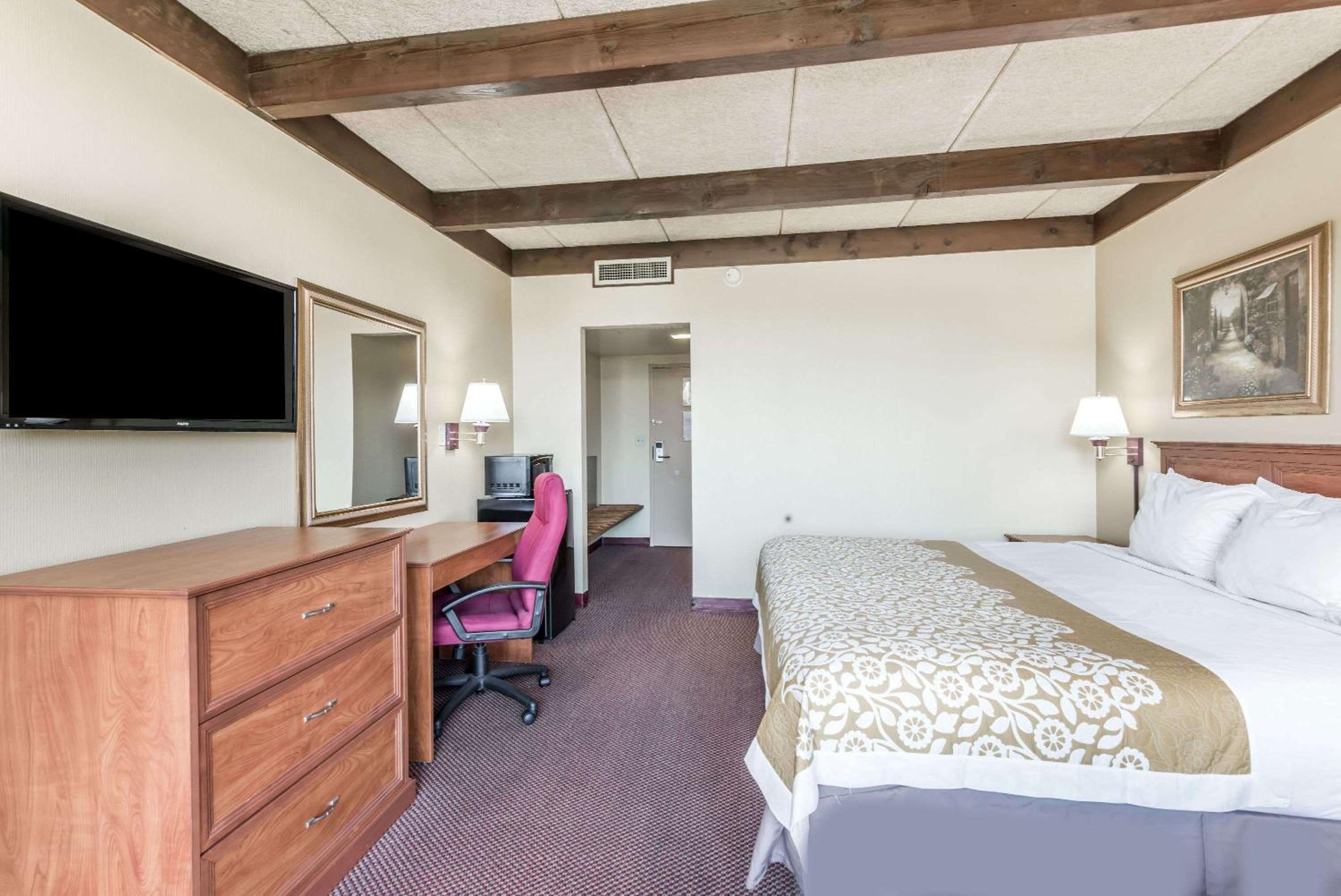King Room - Non-Smoking - Photo 4
