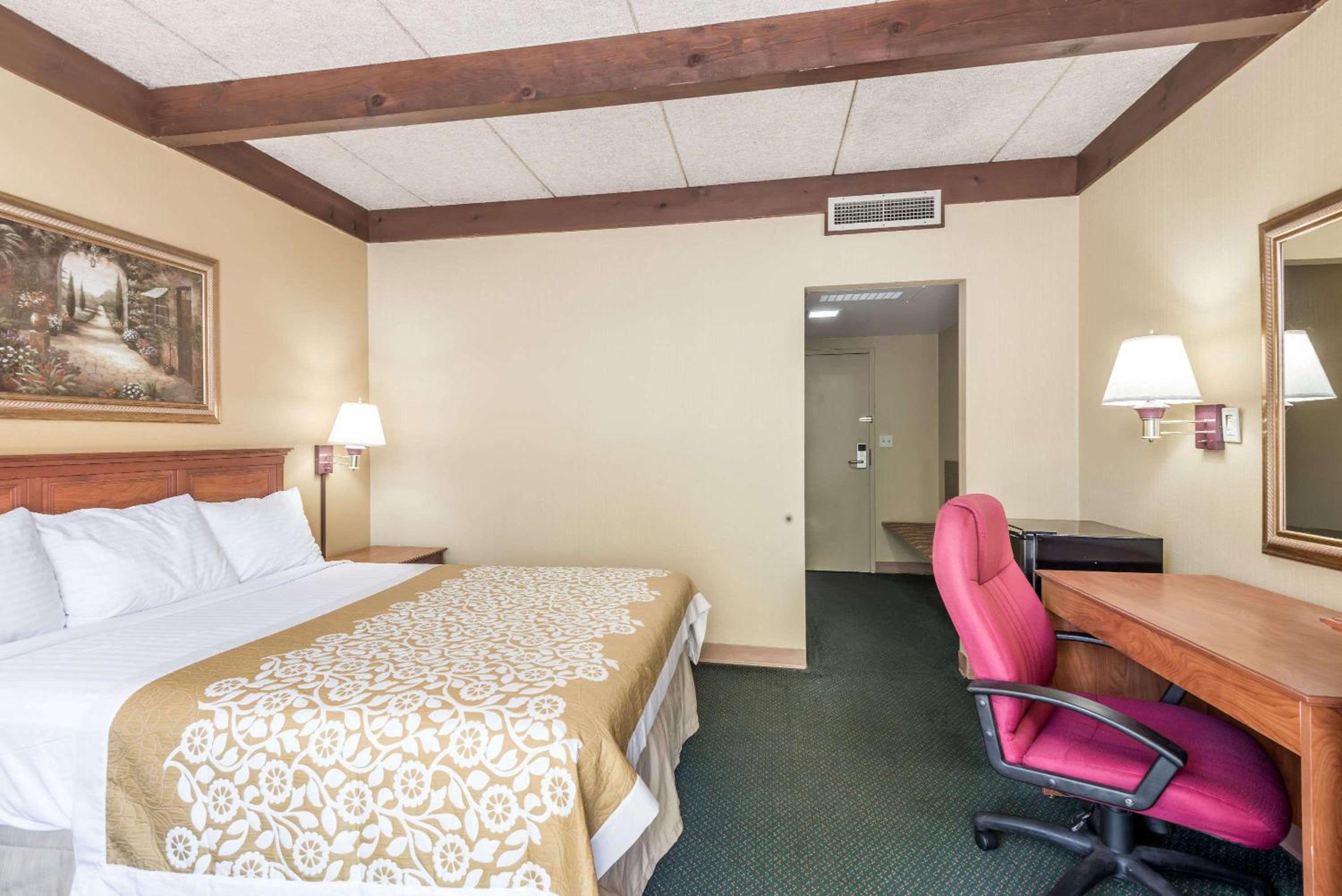 King Room - Non-Smoking - Photo 5