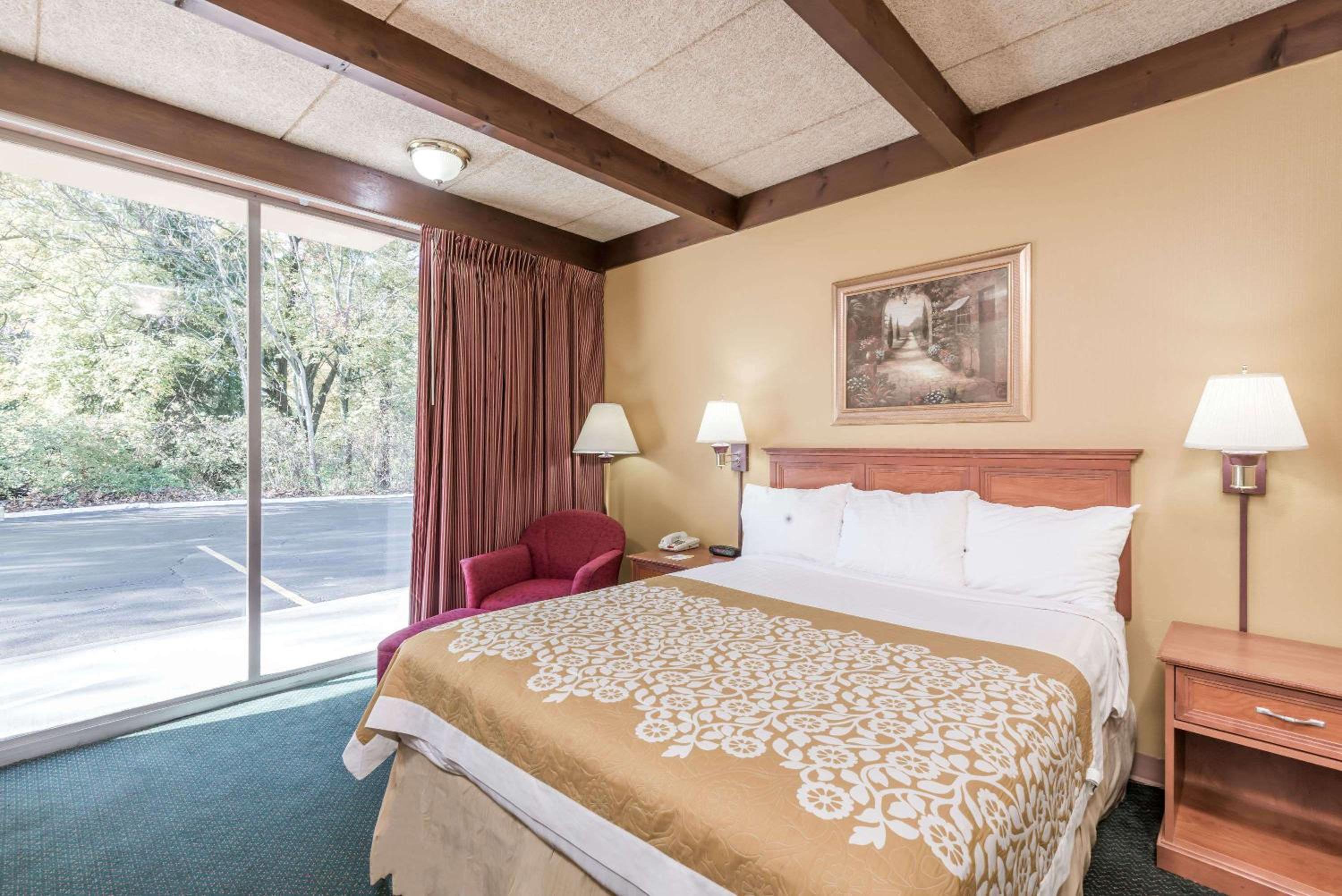 King Room - Non-Smoking - Photo 1