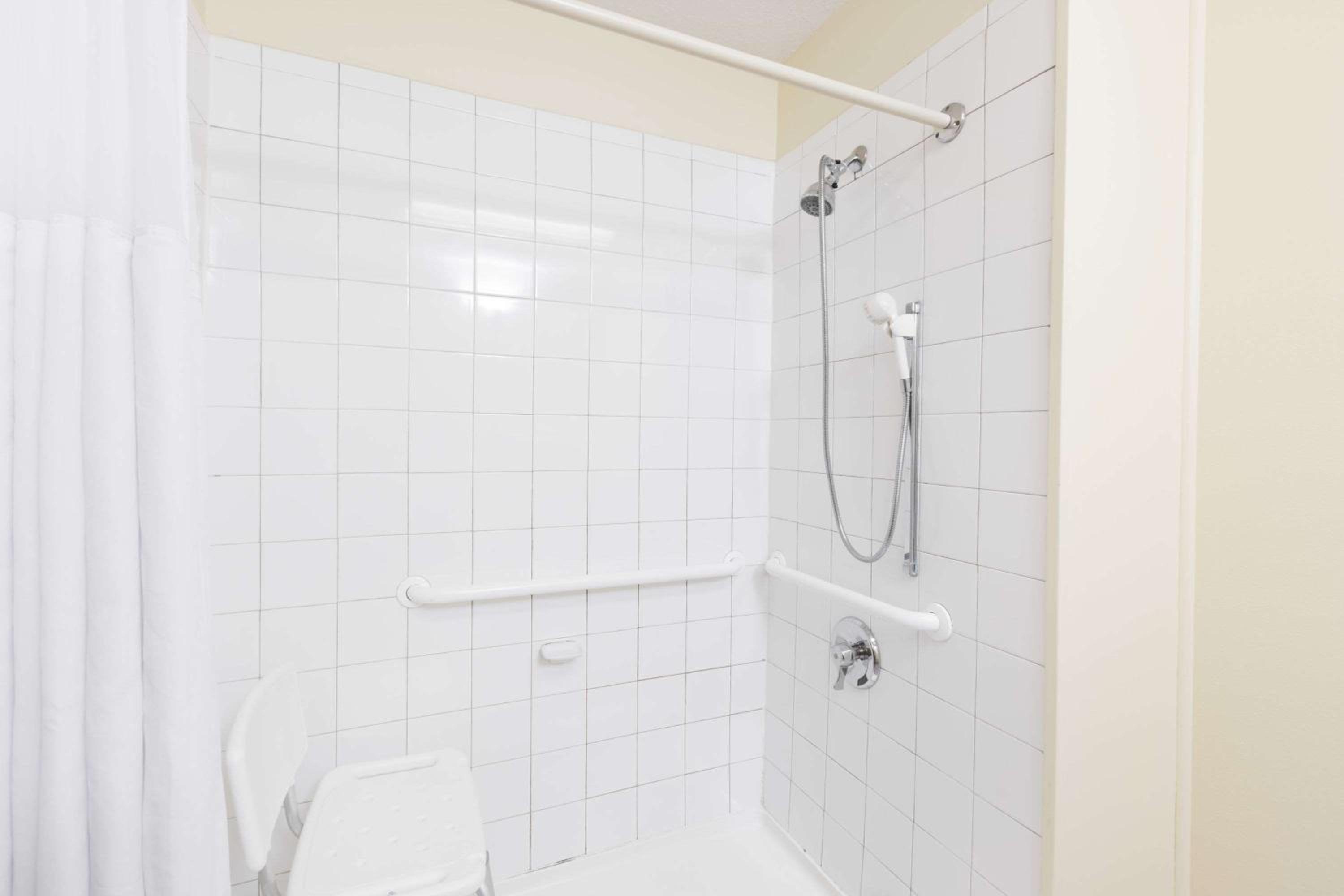 King Room - Mobility Access/Non-Smoking - Photo 4