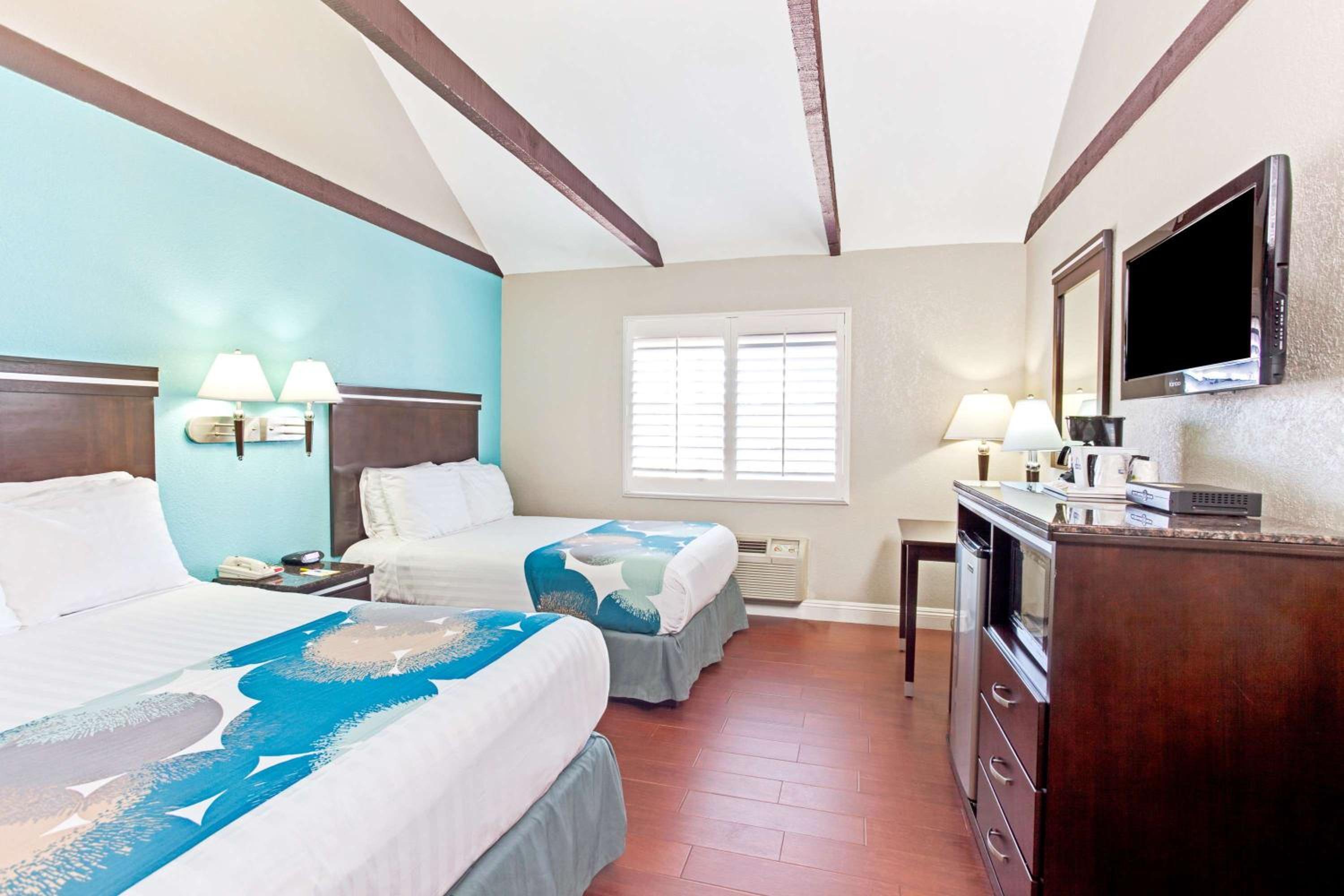 Deluxe Double Room with Two Double Beds - Non-Smoking - Photo 1