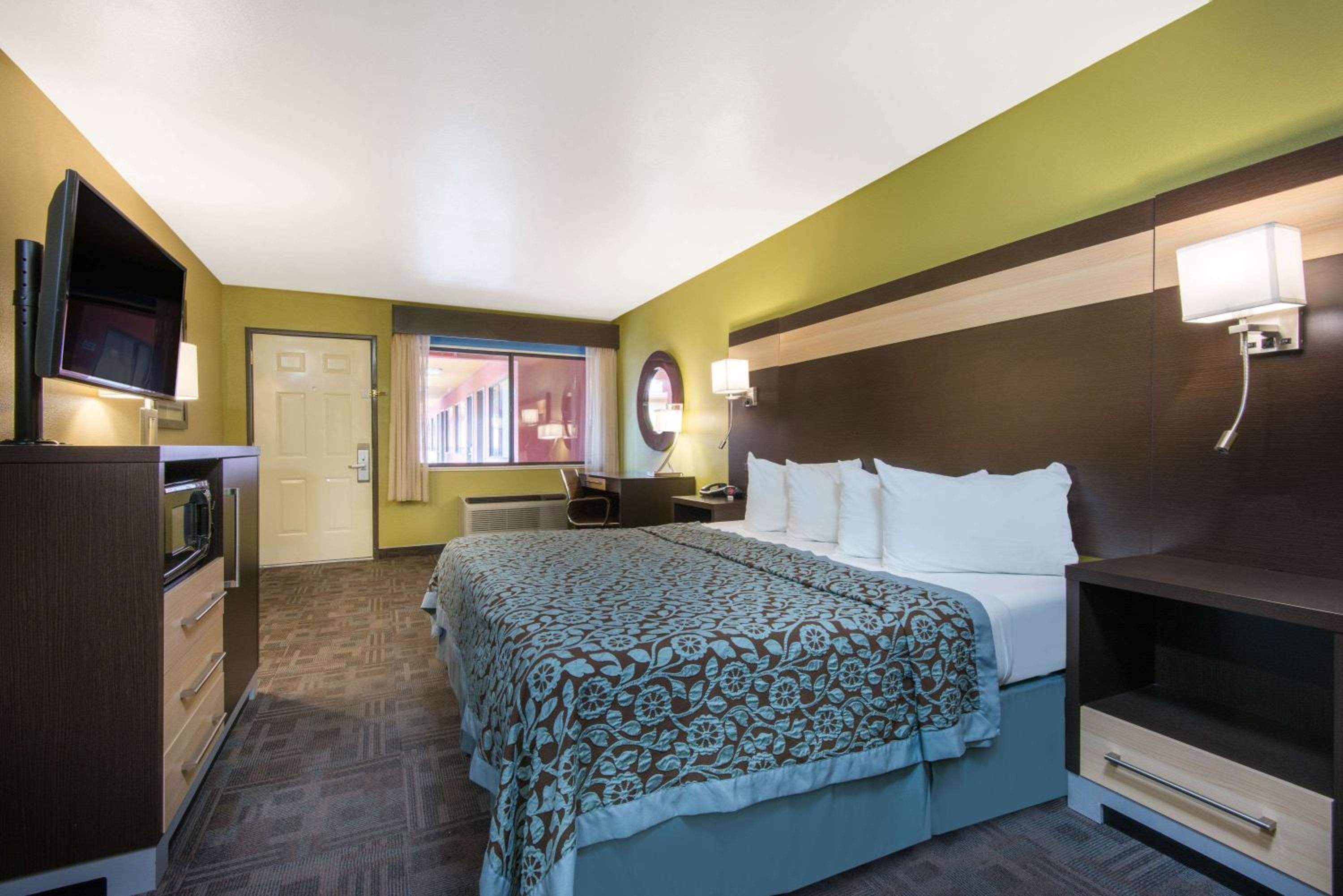 King Room - Mobility Access/Non-Smoking photo 2