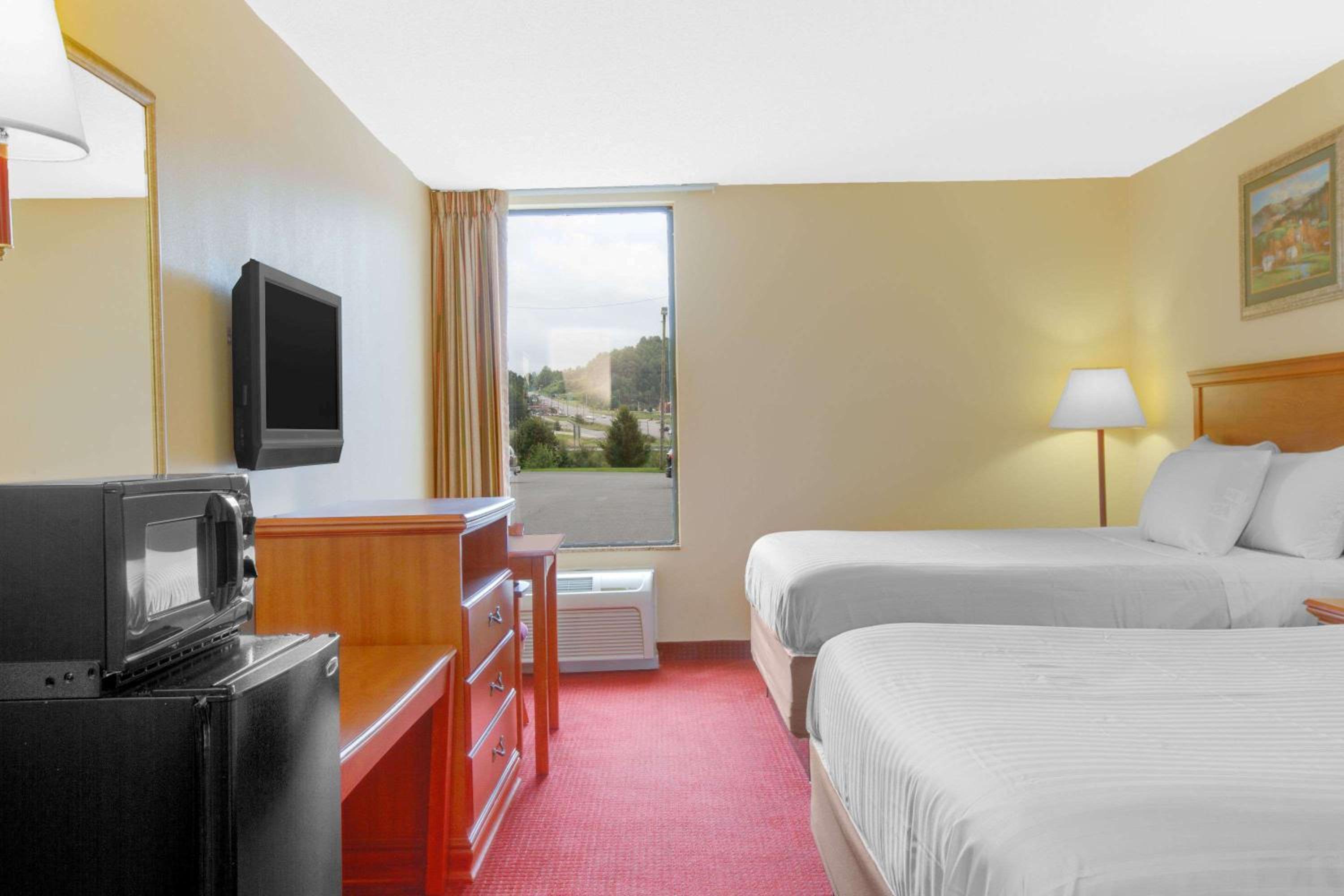 Queen Room With Two Queen Beds - Smoking photo 1