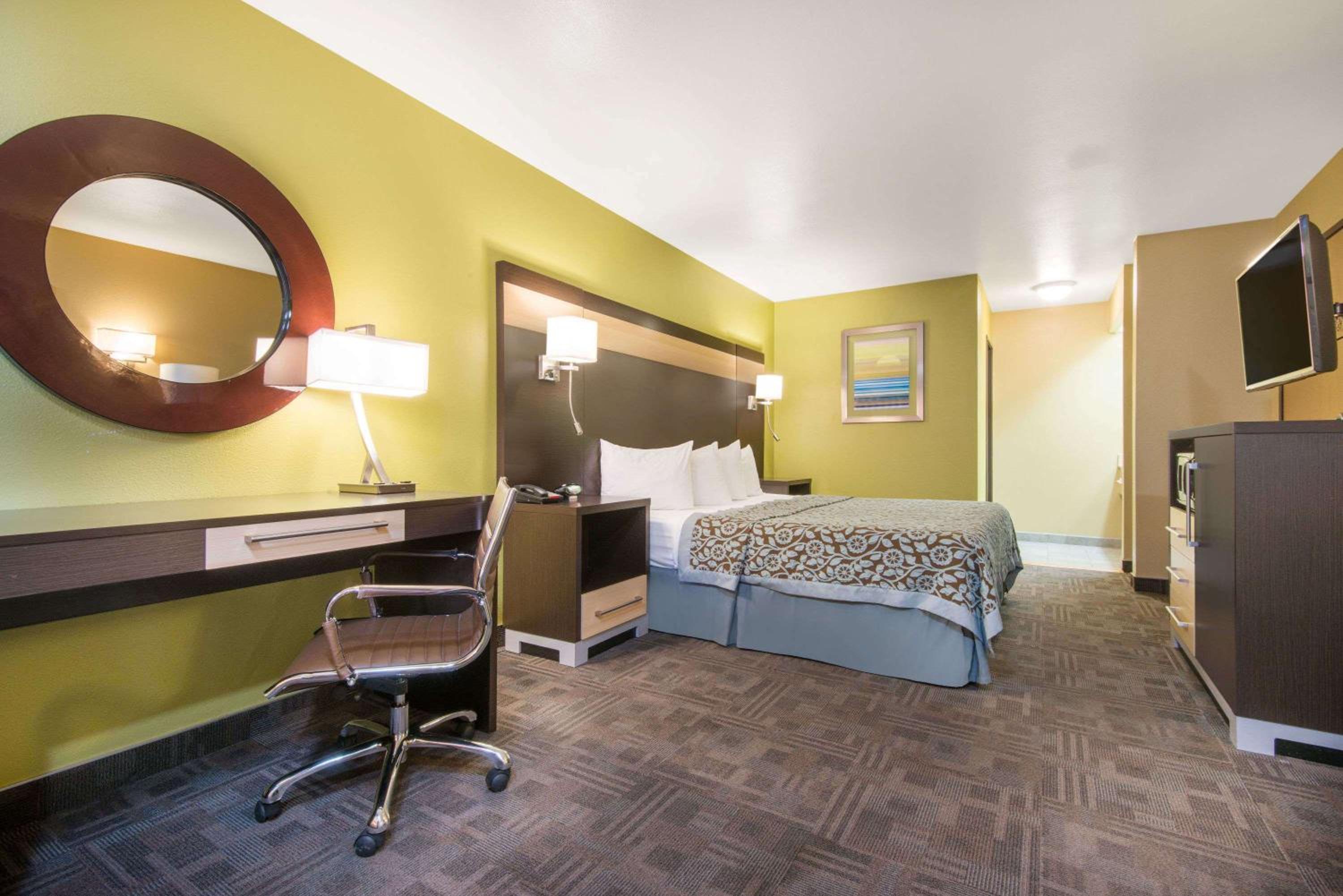 King Room - Mobility Access/Non-Smoking photo 3