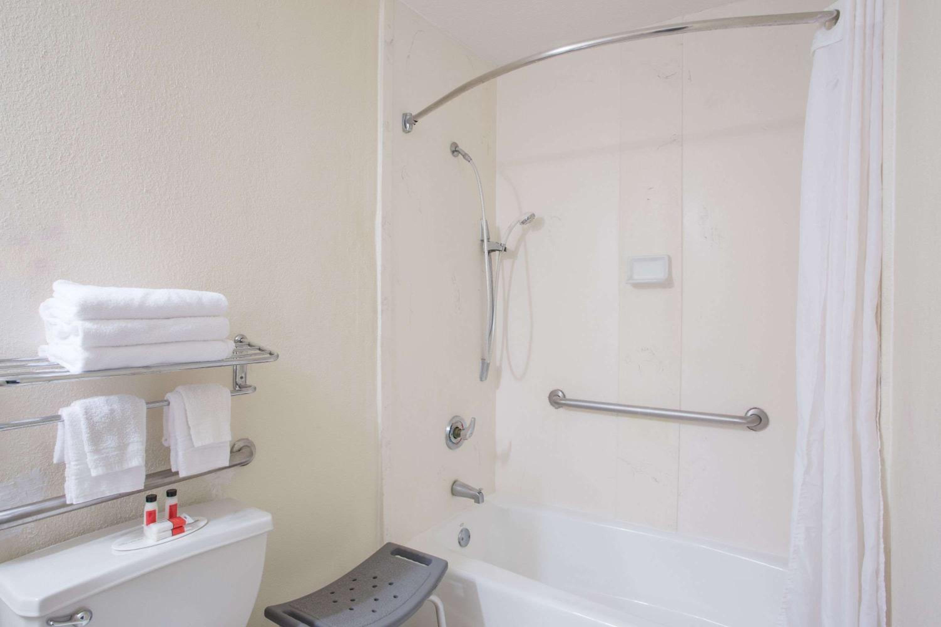King Room - Disability Access photo 2