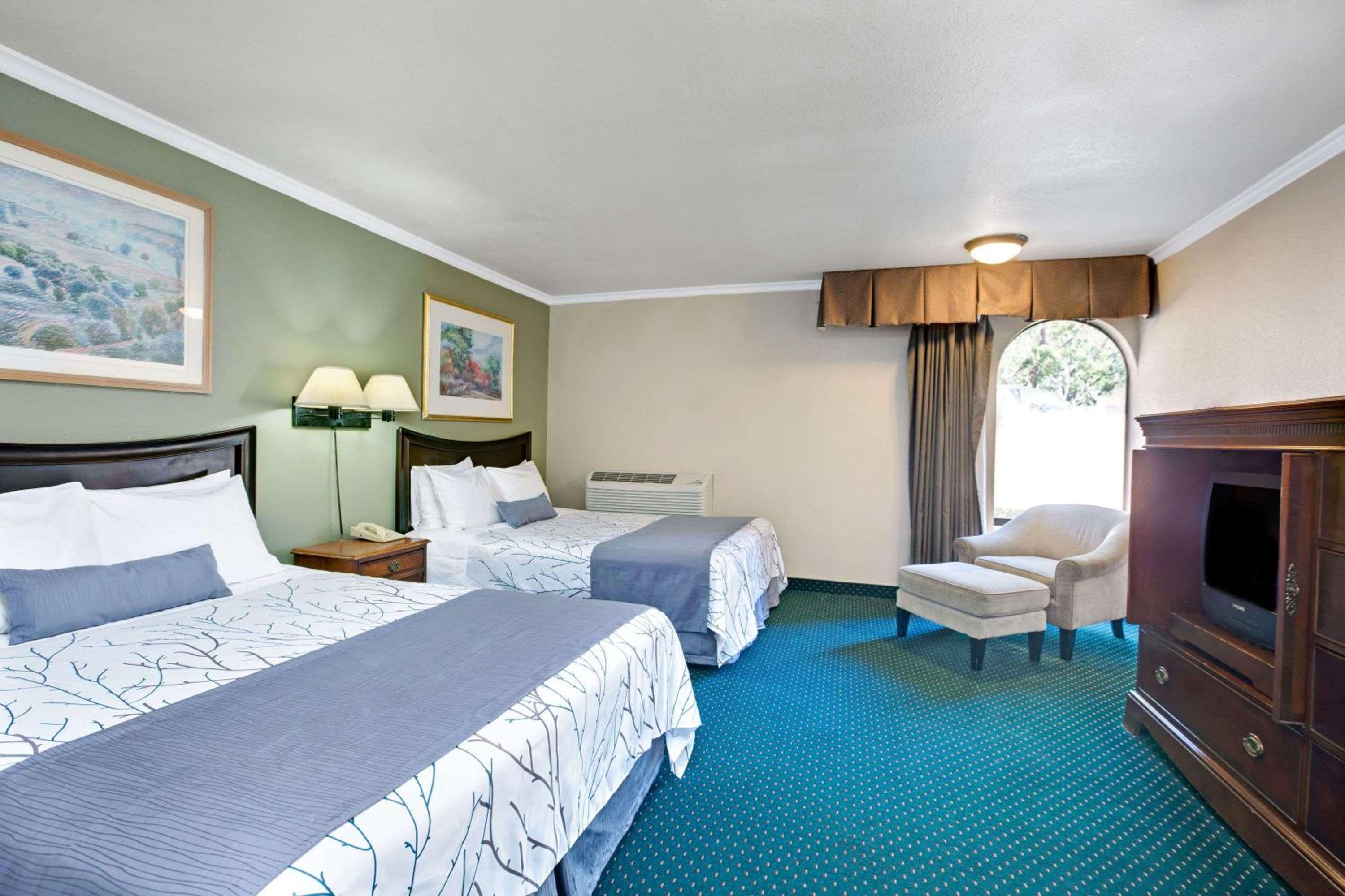 Queen Room with Two Queen Beds - Non-Smoking - Photo 5