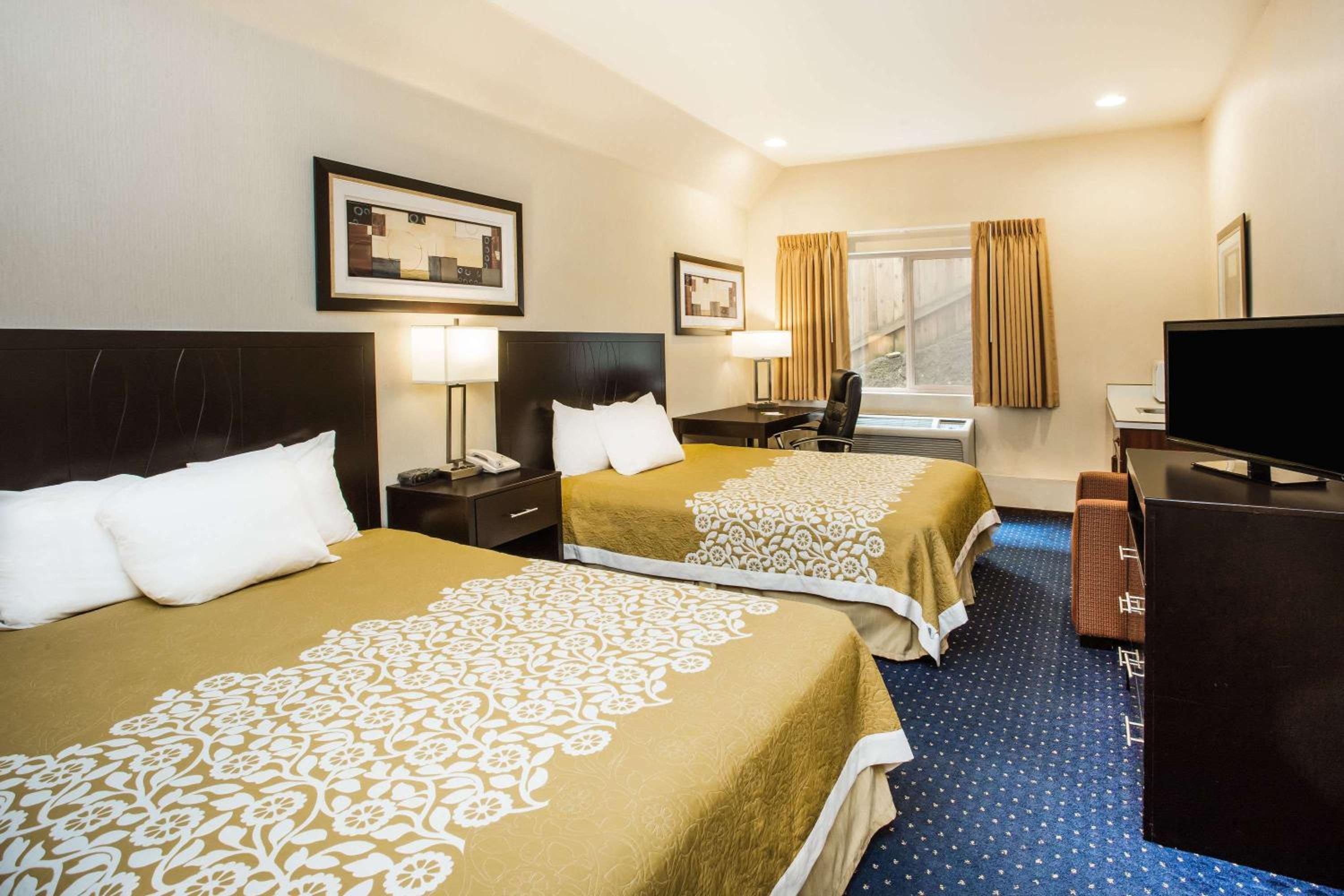 Queen Room with Two Queen Beds - Non-Smoking - Photo 1