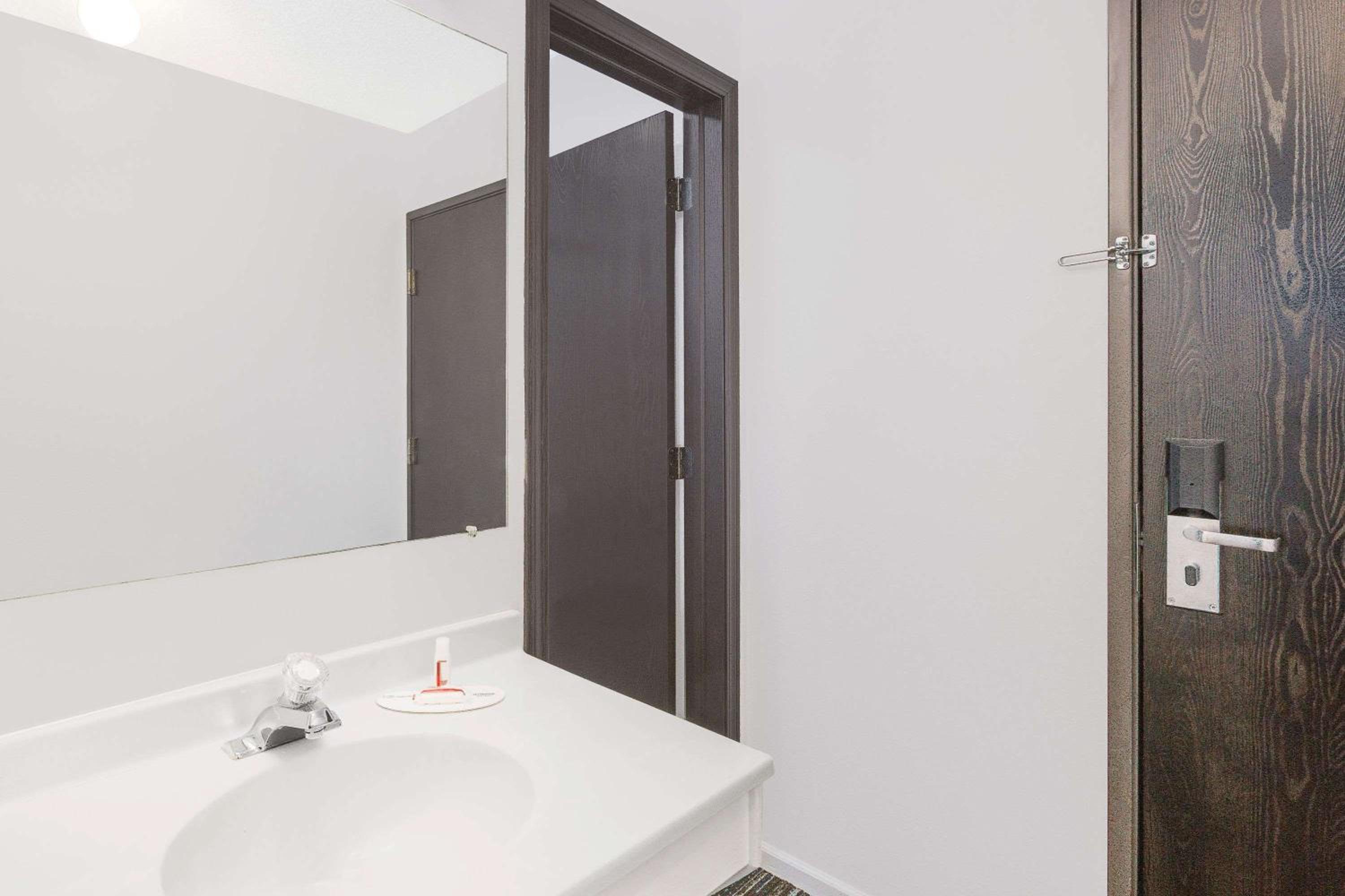 Studio Suite with Three Queen Beds - Non-Smoking - Photo 4