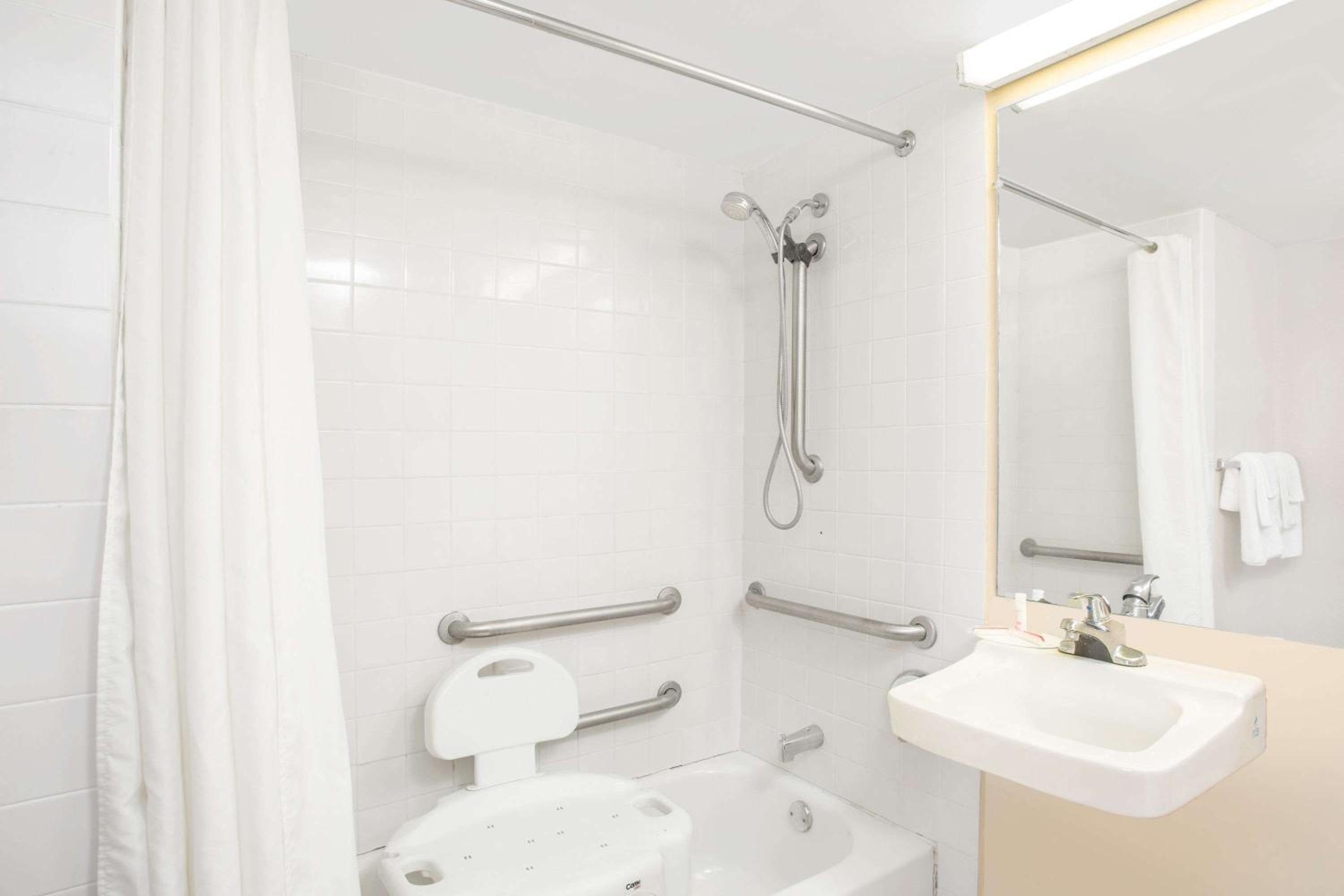 Double Room - Mobility Accessible/Non-Smoking - Photo 2